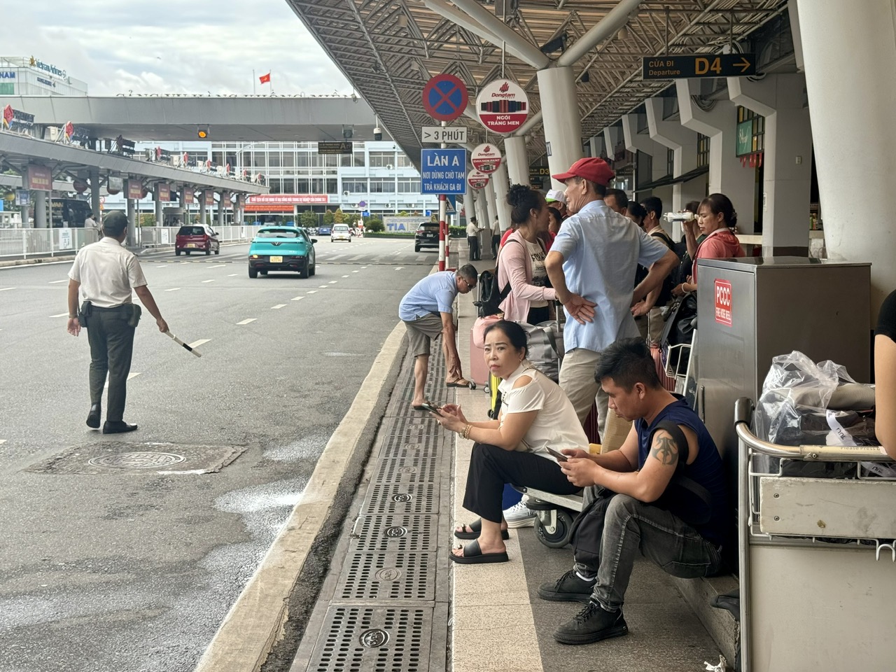 Ngày cuối kỳ nghỉ lễ 2.9: Sân bay Tân Sơn Nhất nhộn nhịp khách trở lại TP.HCM - Ảnh 5.