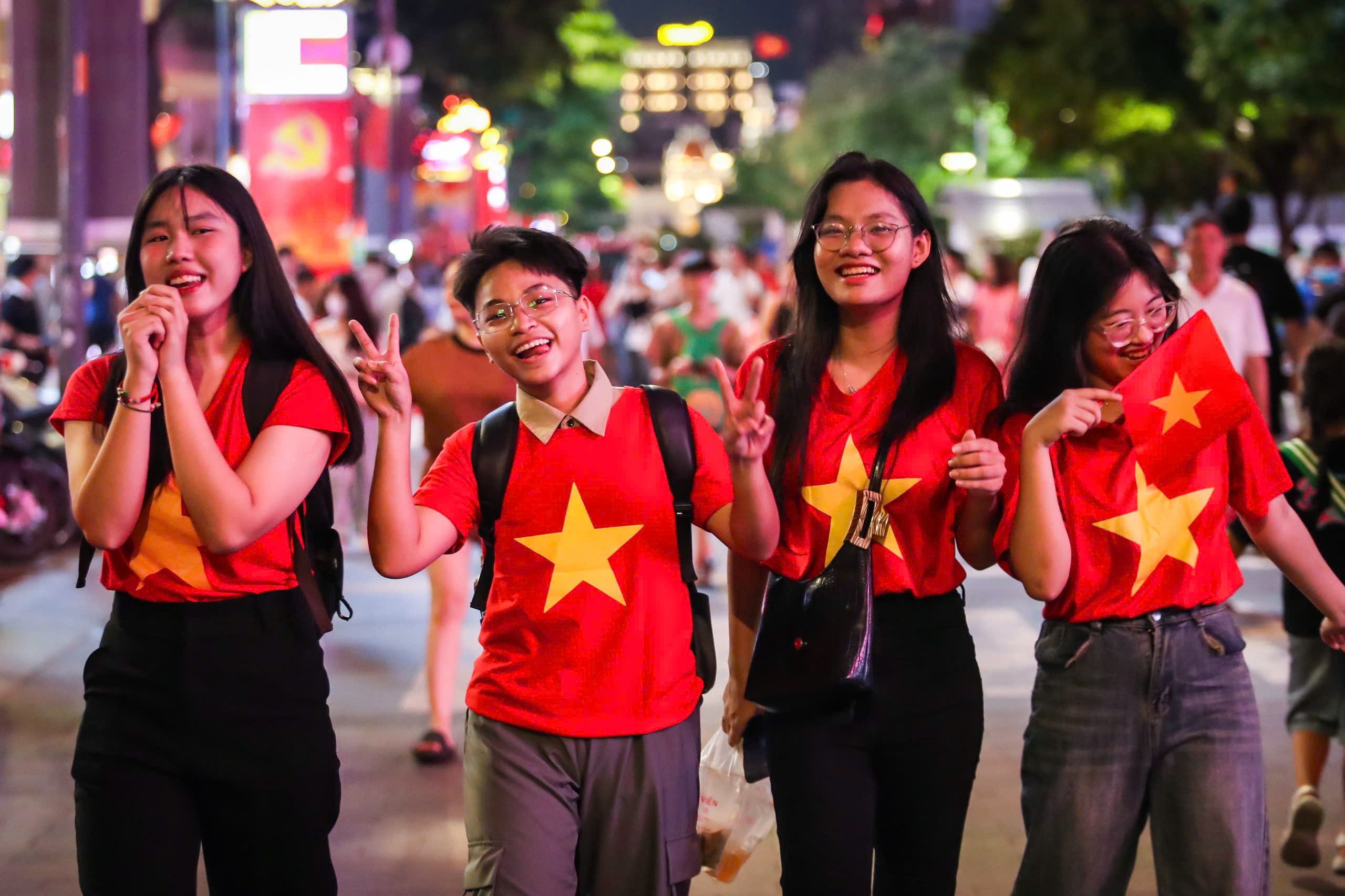 Ngay lúc này: Đông người đội mưa ở trung tâm TP.HCM chờ pháo hoa mừng Quốc khánh - Ảnh 5.