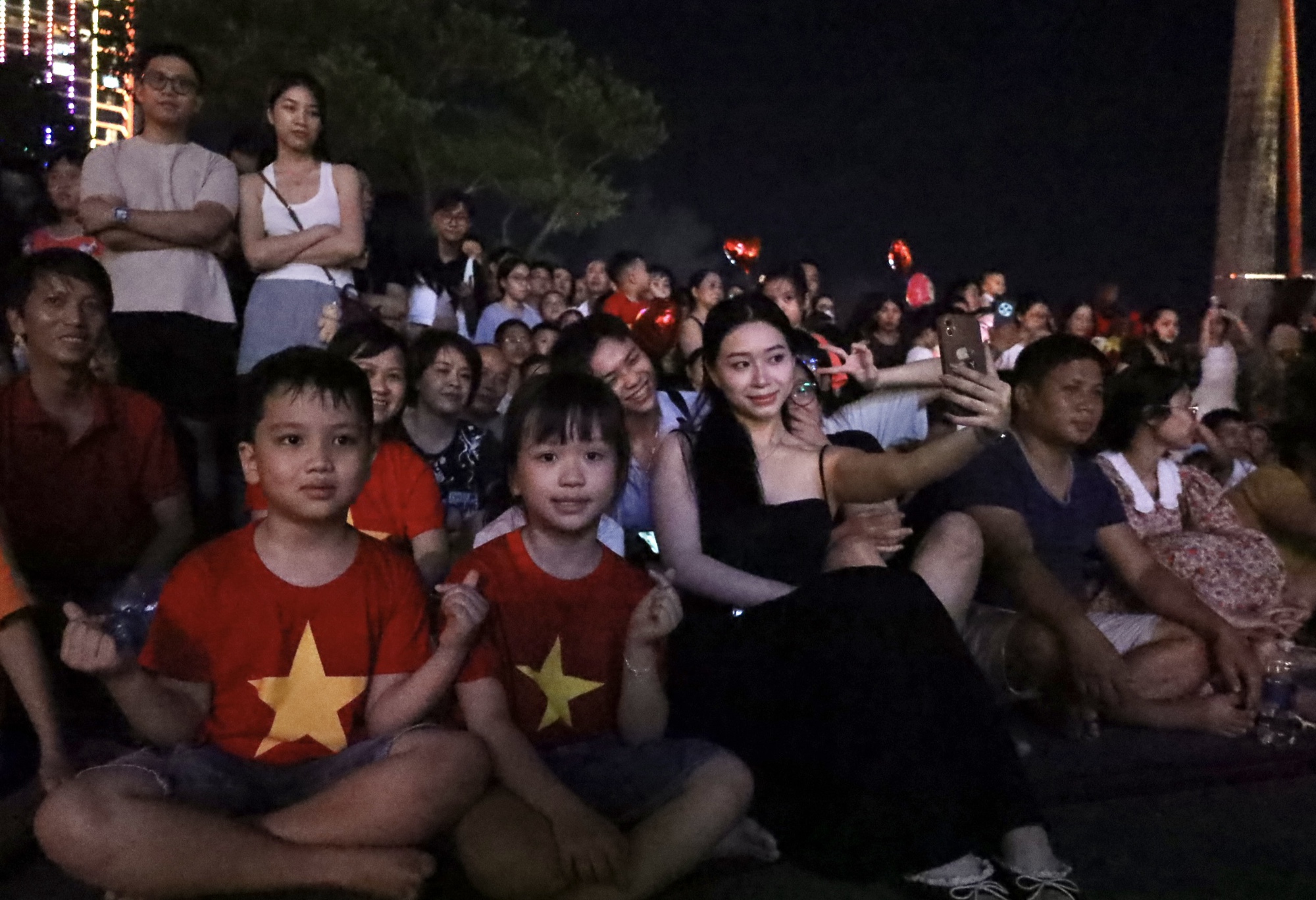 Thousands of people enjoy Da Nang Concert 2025, immersing themselves in the echoes of history - Photo 3. Hàng ngàn người thưởng thức Da Nang Concert 2025, hòa mình cùng âm vang lịch sử- Ảnh 3.