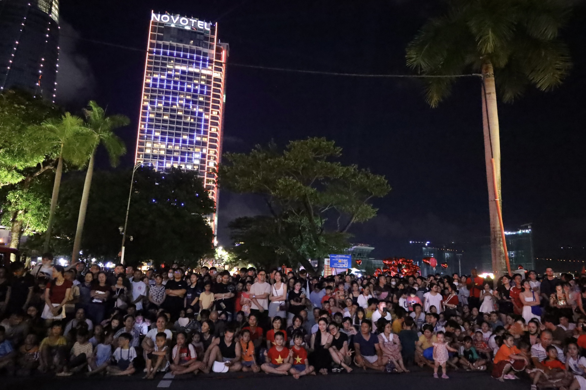 Thousands of people enjoy Da Nang Concert 2025, immersing themselves in the echoes of history - Photo 2. Hàng ngàn người thưởng thức Da Nang Concert 2025, hòa mình cùng âm vang lịch sử- Ảnh 2.