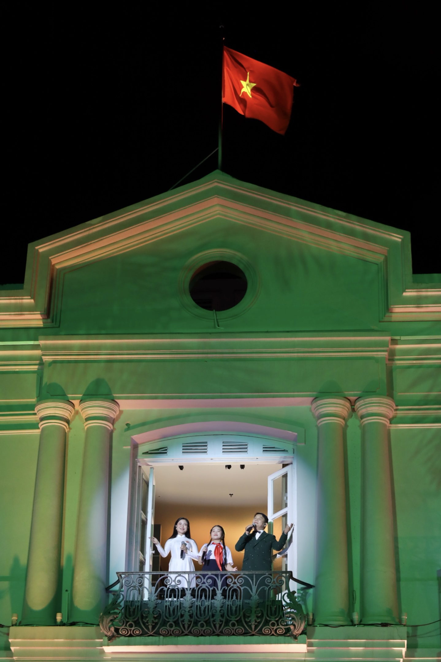 Thousands of people enjoy Da Nang Concert 2025, immersing themselves in the echoes of history - Photo 12. Hàng ngàn người thưởng thức Da Nang Concert 2025, hòa mình cùng âm vang lịch sử- Ảnh 12.