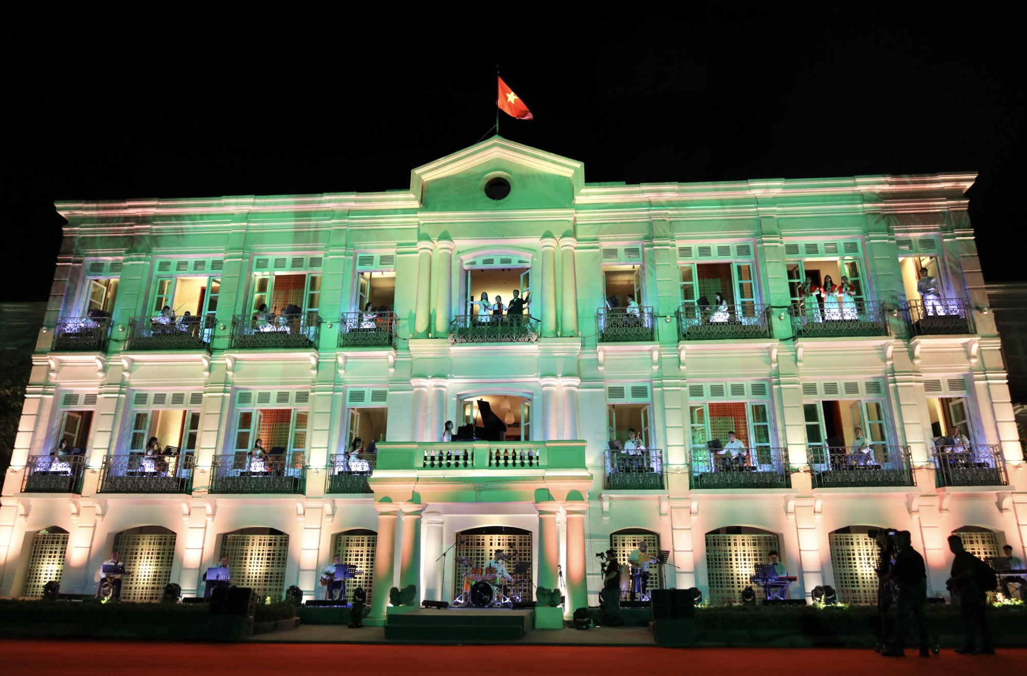 Thousands of people enjoy Da Nang Concert 2025, immersing themselves in the echoes of history - Photo 1. Hàng ngàn người thưởng thức Da Nang Concert 2025, hòa mình cùng âm vang lịch sử- Ảnh 1.