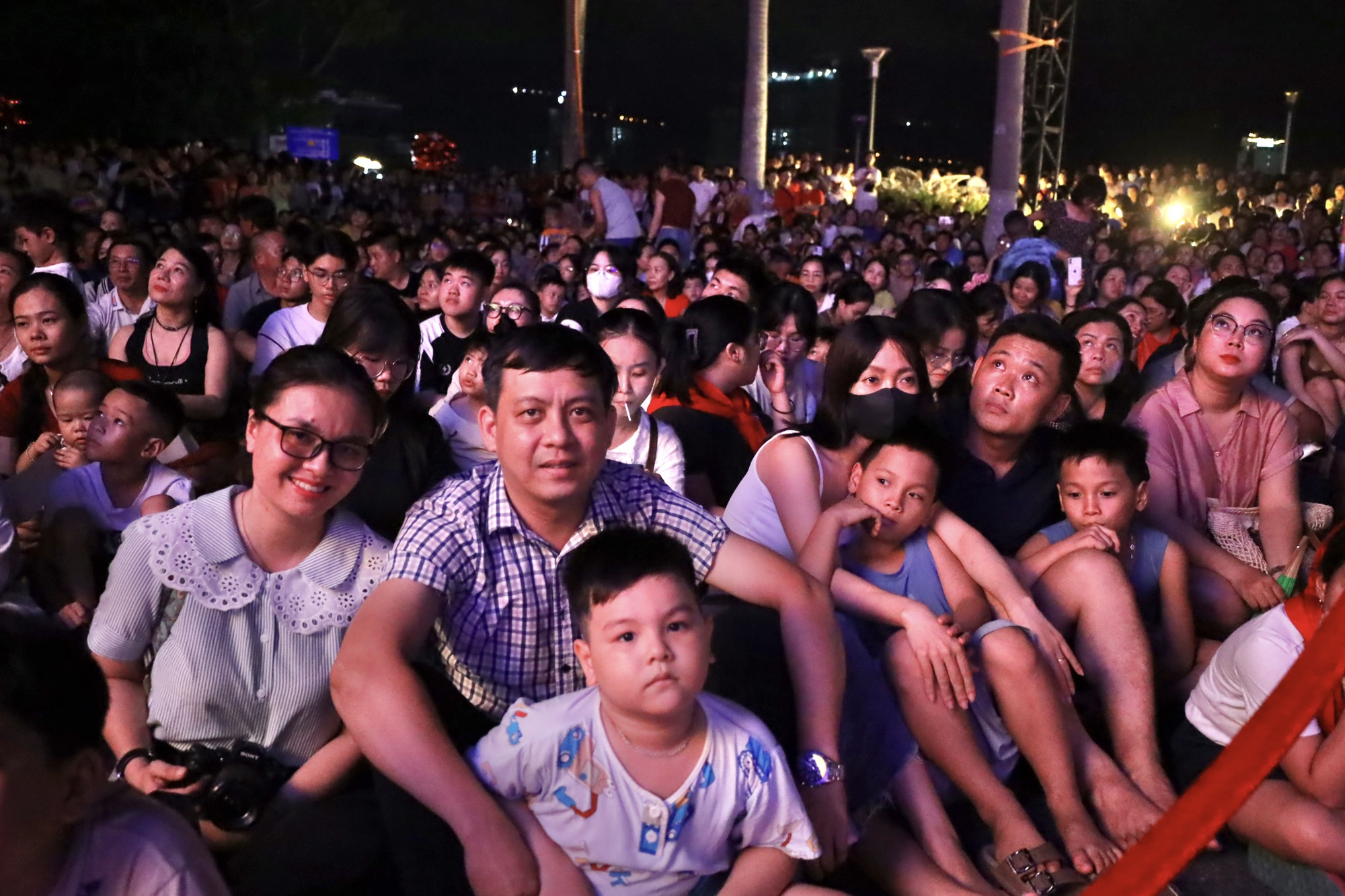 Thousands of people enjoy Da Nang Concert 2025, immersing themselves in the echoes of history - Photo 4. Hàng ngàn người thưởng thức Da Nang Concert 2025, hòa mình cùng âm vang lịch sử- Ảnh 4.