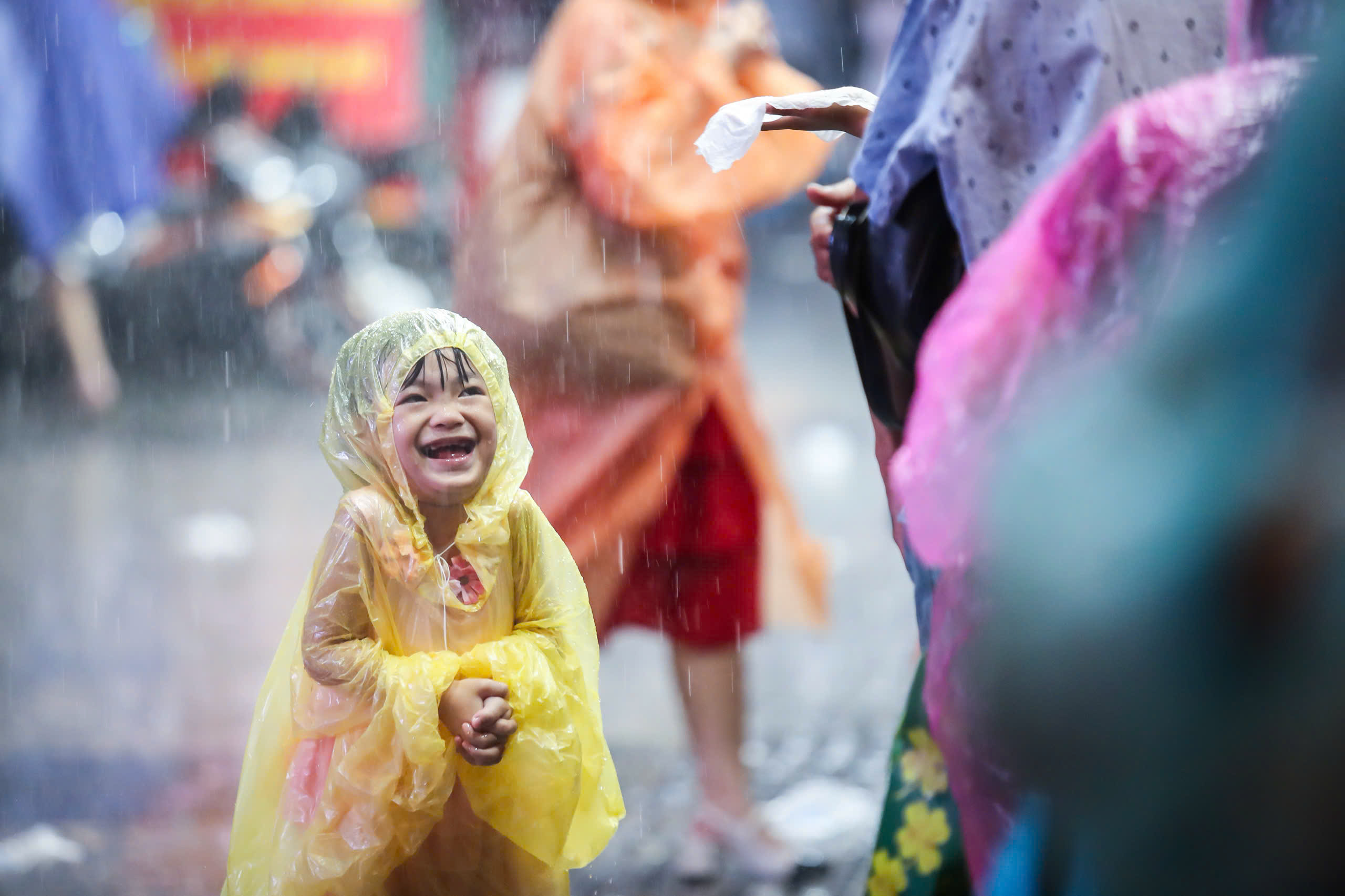 Dưới mưa, người dân TP.HCM ngắm pháo hoa rực sáng mừng ngày Quốc khánh 2.9 - Ảnh 5.