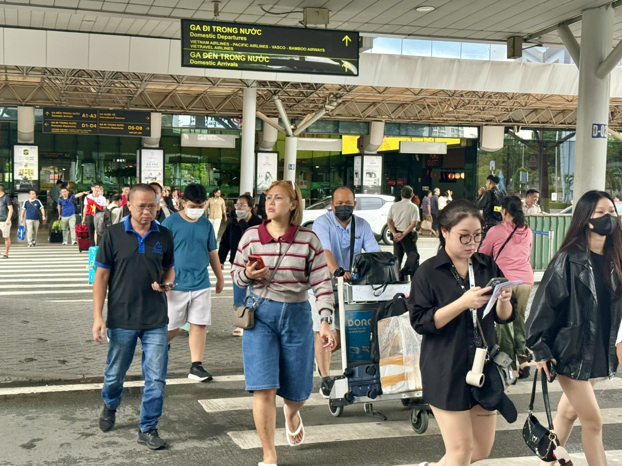 Ngày cuối kỳ nghỉ lễ 2.9: Sân bay Tân Sơn Nhất nhộn nhịp khách trở lại TP.HCM - Ảnh 1.
