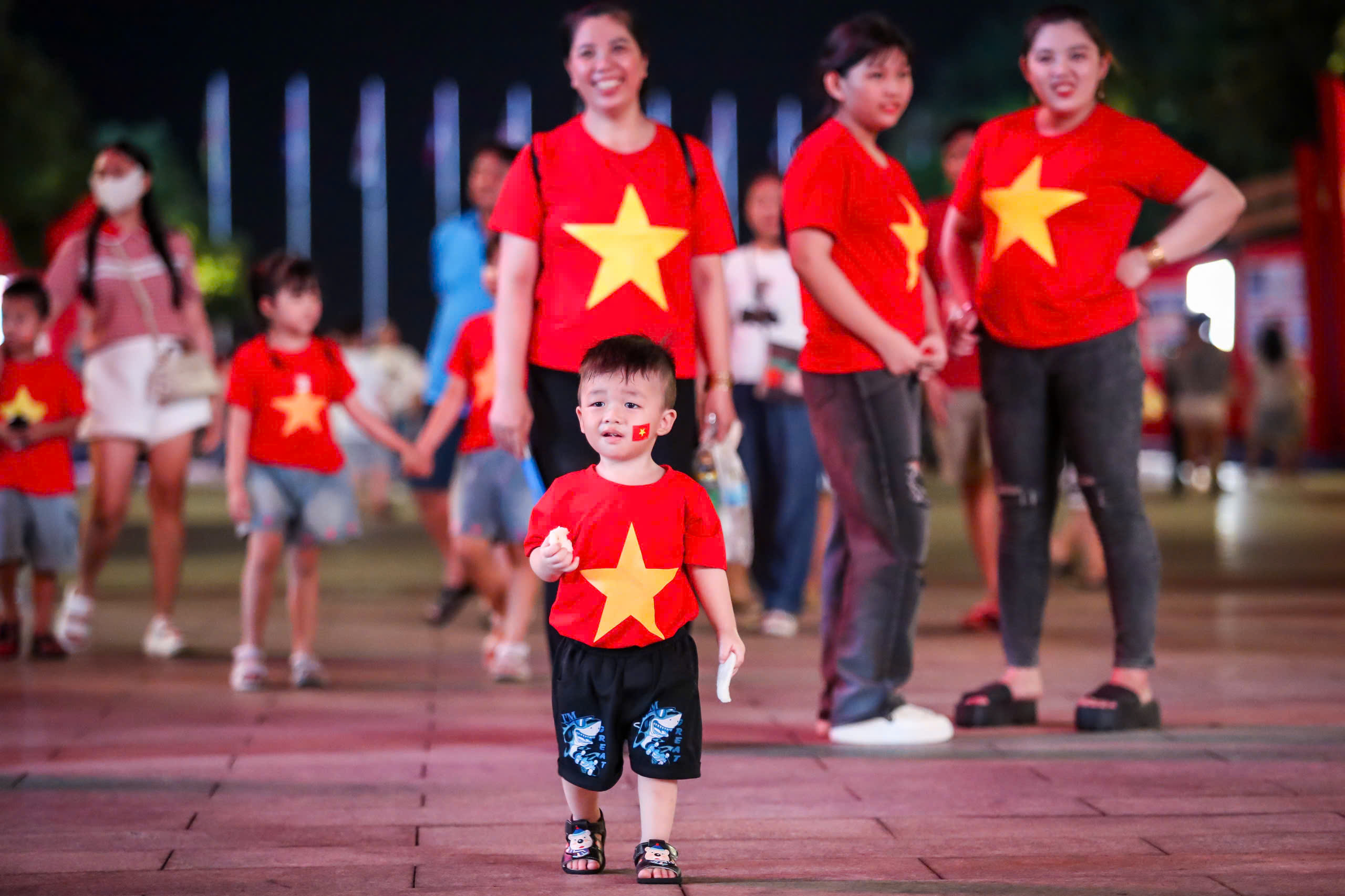 Ngay lúc này: Đông người đội mưa ở trung tâm TP.HCM chờ pháo hoa mừng Quốc khánh - Ảnh 6.