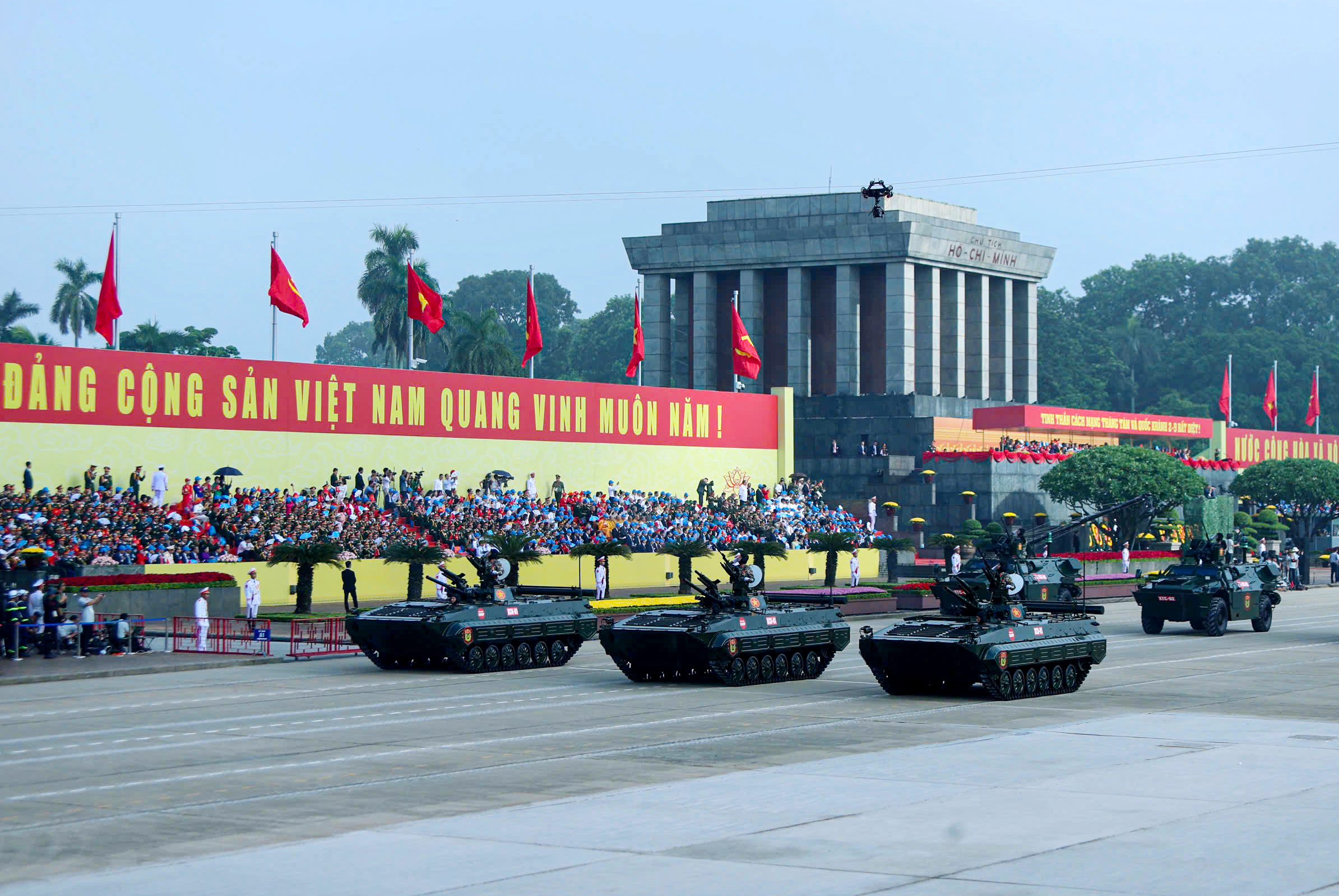 Trang bị đặc biệt giúp xe tăng 'lướt' trên phố Hà Nội trong diễu binh A80- Ảnh 5. Trang bị đặc biệt giúp xe tăng 'lướt' trên phố Hà Nội trong diễu binh A80- Ảnh 5.