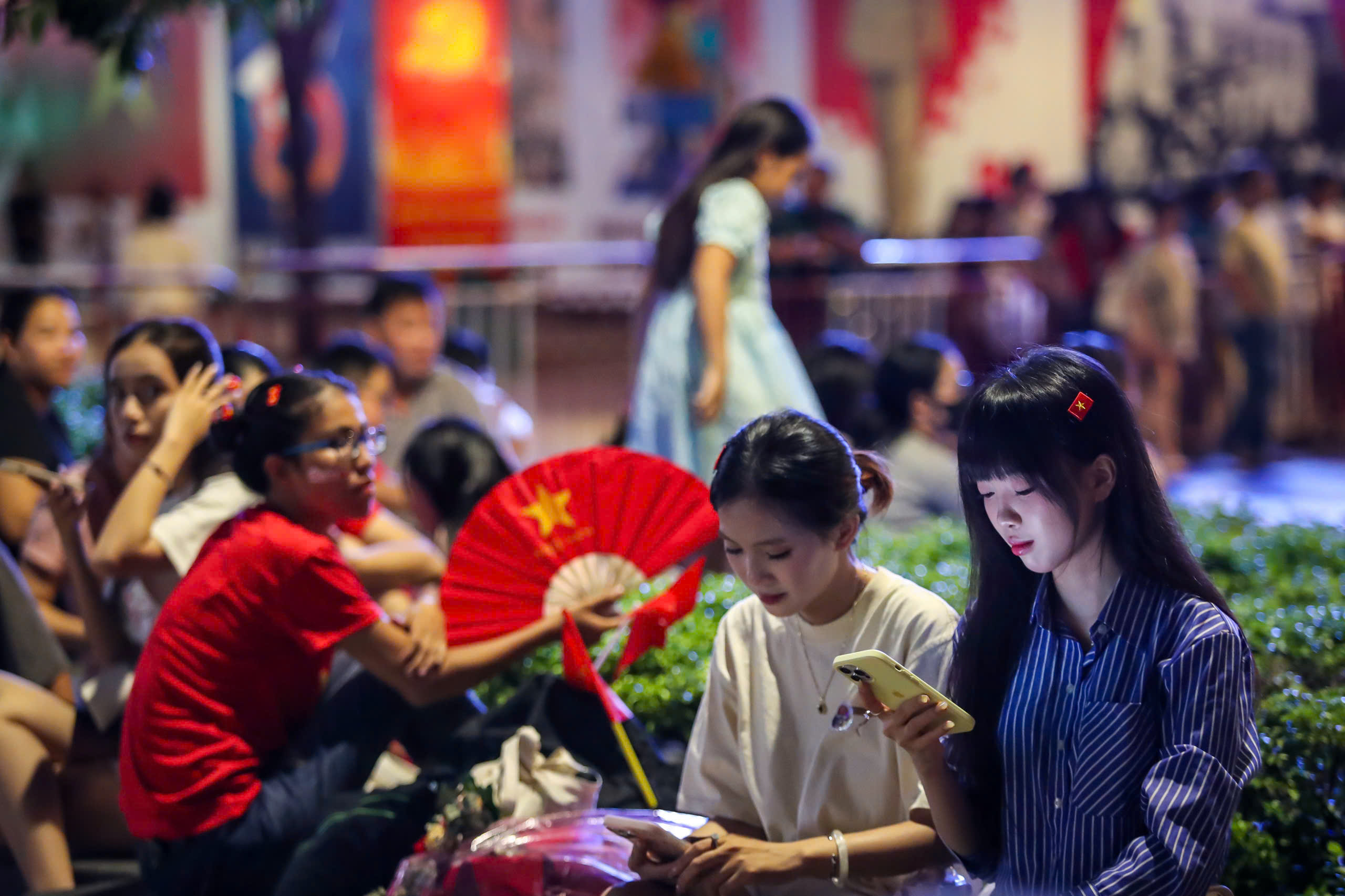 Ngay lúc này: Đông người đội mưa ở trung tâm TP.HCM chờ pháo hoa mừng Quốc khánh - Ảnh 7.