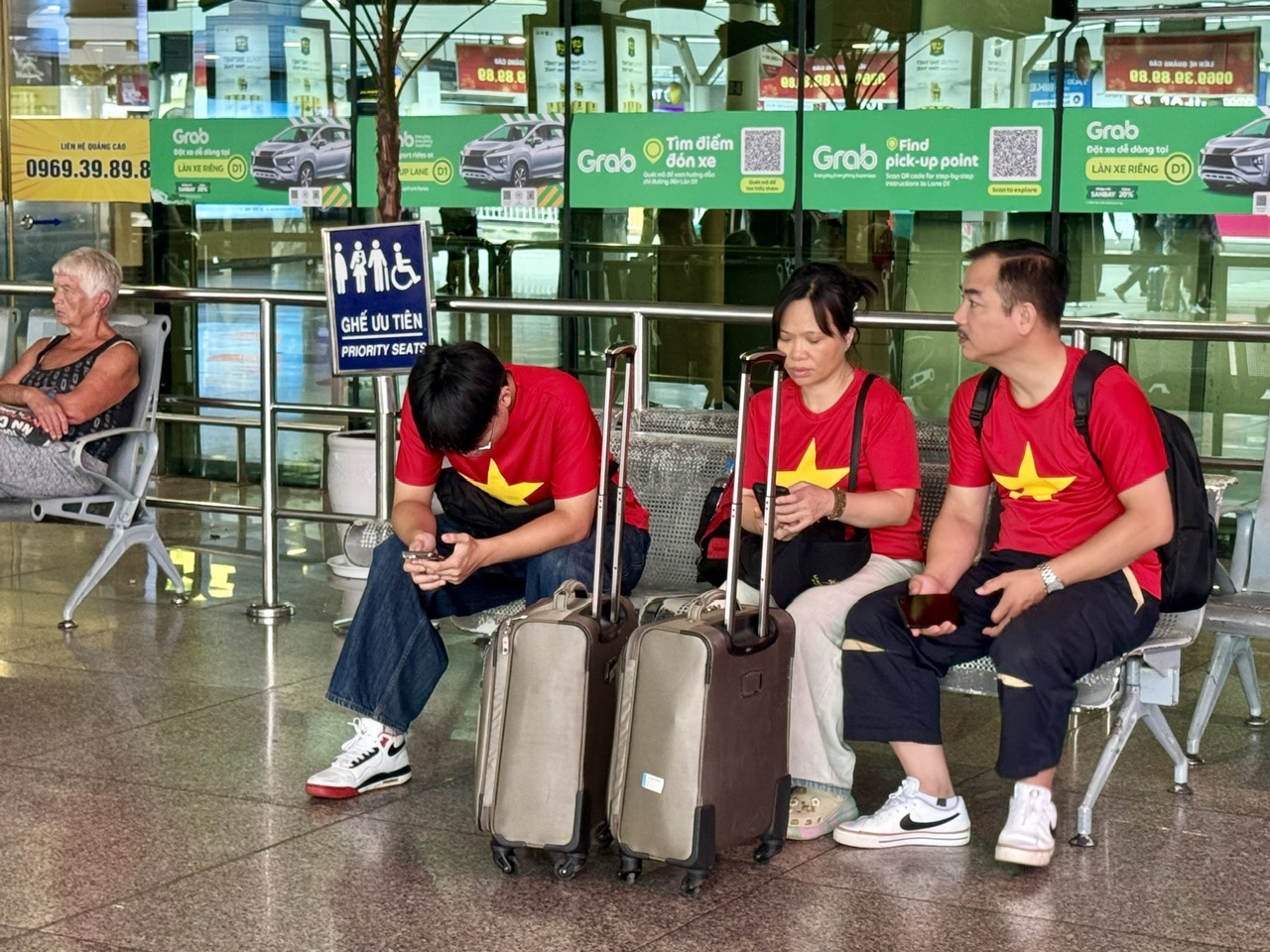Ngày cuối kỳ nghỉ lễ 2.9: Sân bay Tân Sơn Nhất nhộn nhịp khách trở lại TP.HCM - Ảnh 6.