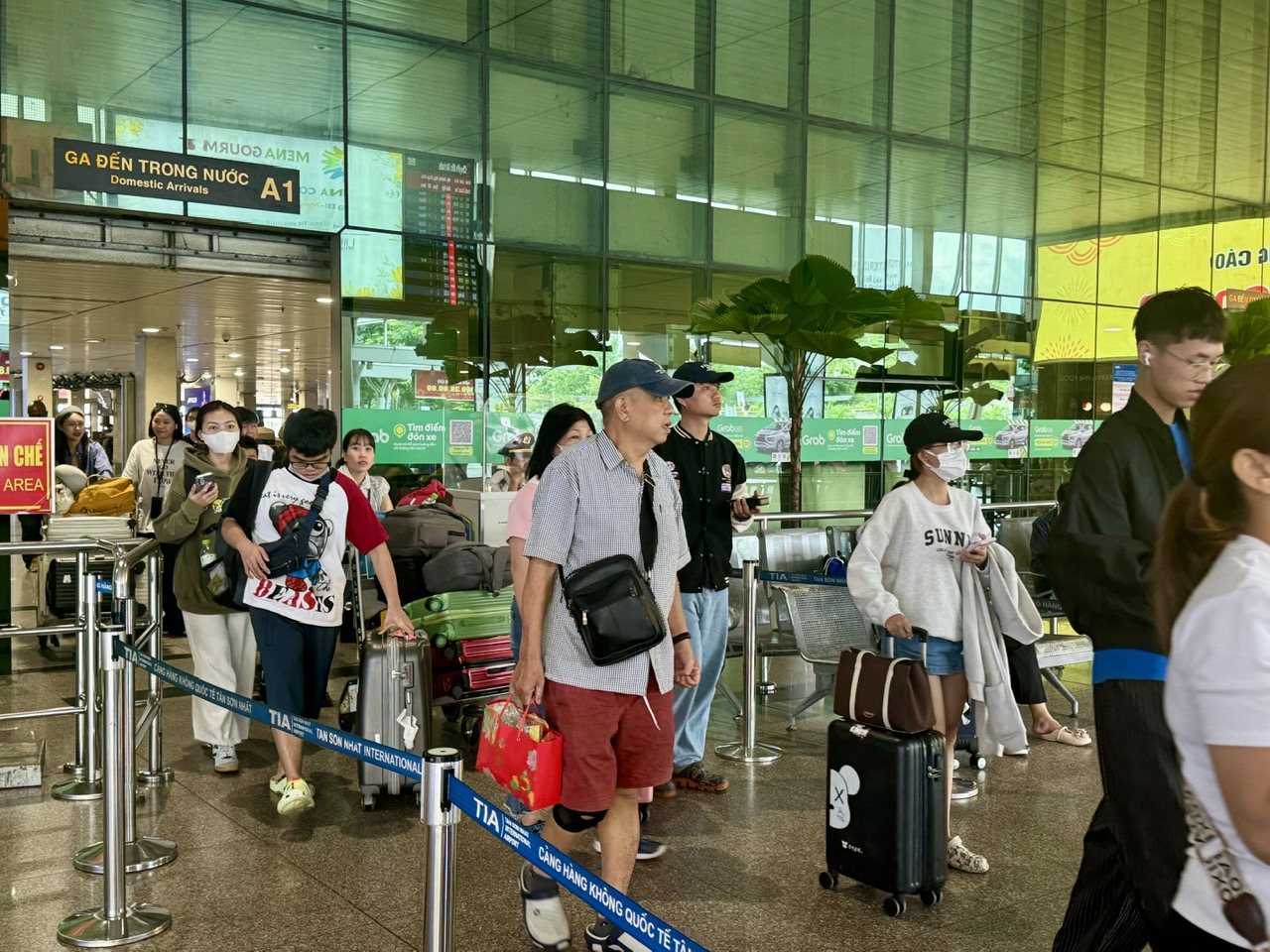 Ngày cuối kỳ nghỉ lễ 2.9: Sân bay Tân Sơn Nhất nhộn nhịp khách trở lại TP.HCM - Ảnh 2.