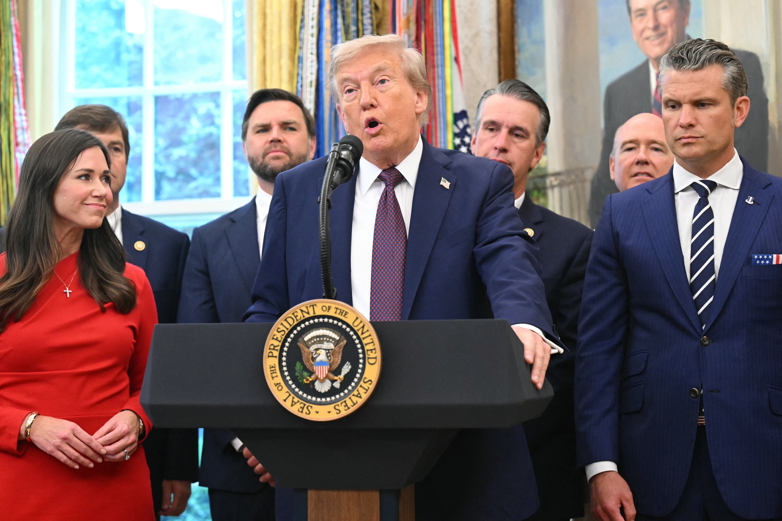 Ông Trump nói lực lượng Mỹ vừa bắn hạ tàu chở ma túy rời Venezuela- Ảnh 1.