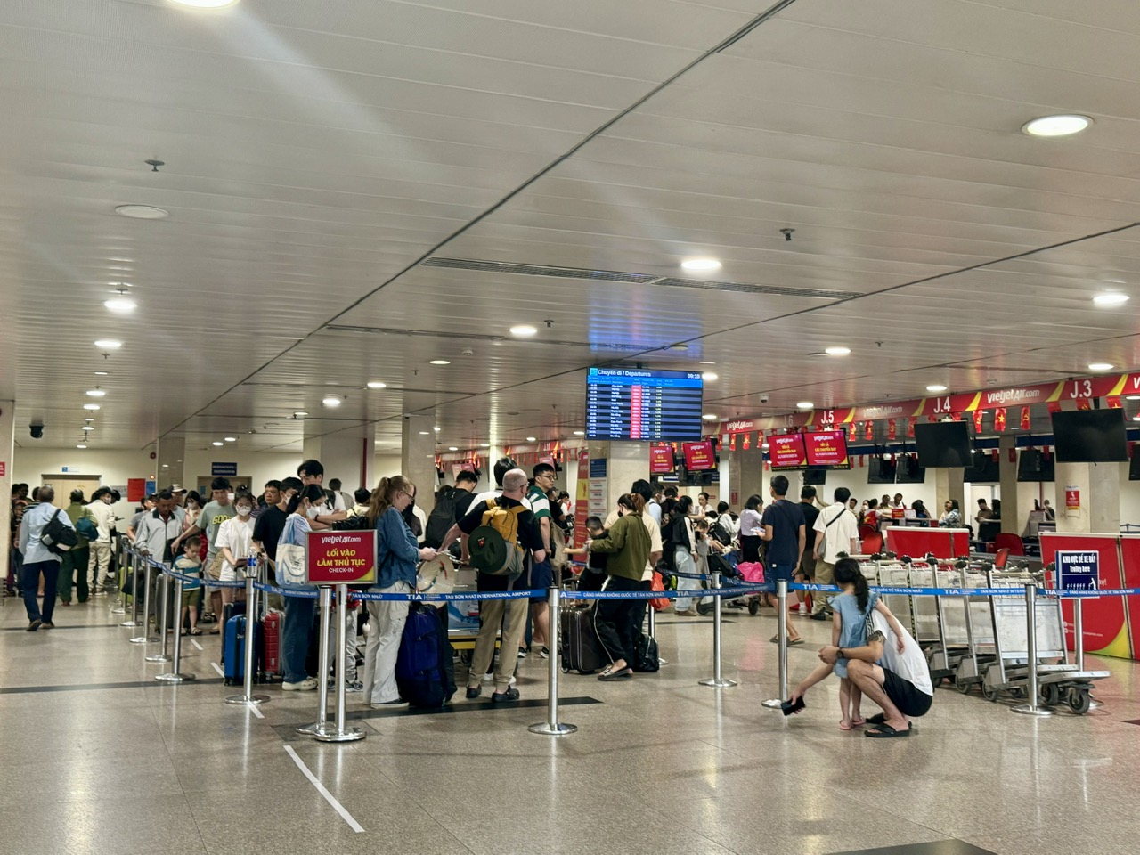 Ngày cuối kỳ nghỉ lễ 2.9: Sân bay Tân Sơn Nhất nhộn nhịp khách trở lại TP.HCM - Ảnh 8.