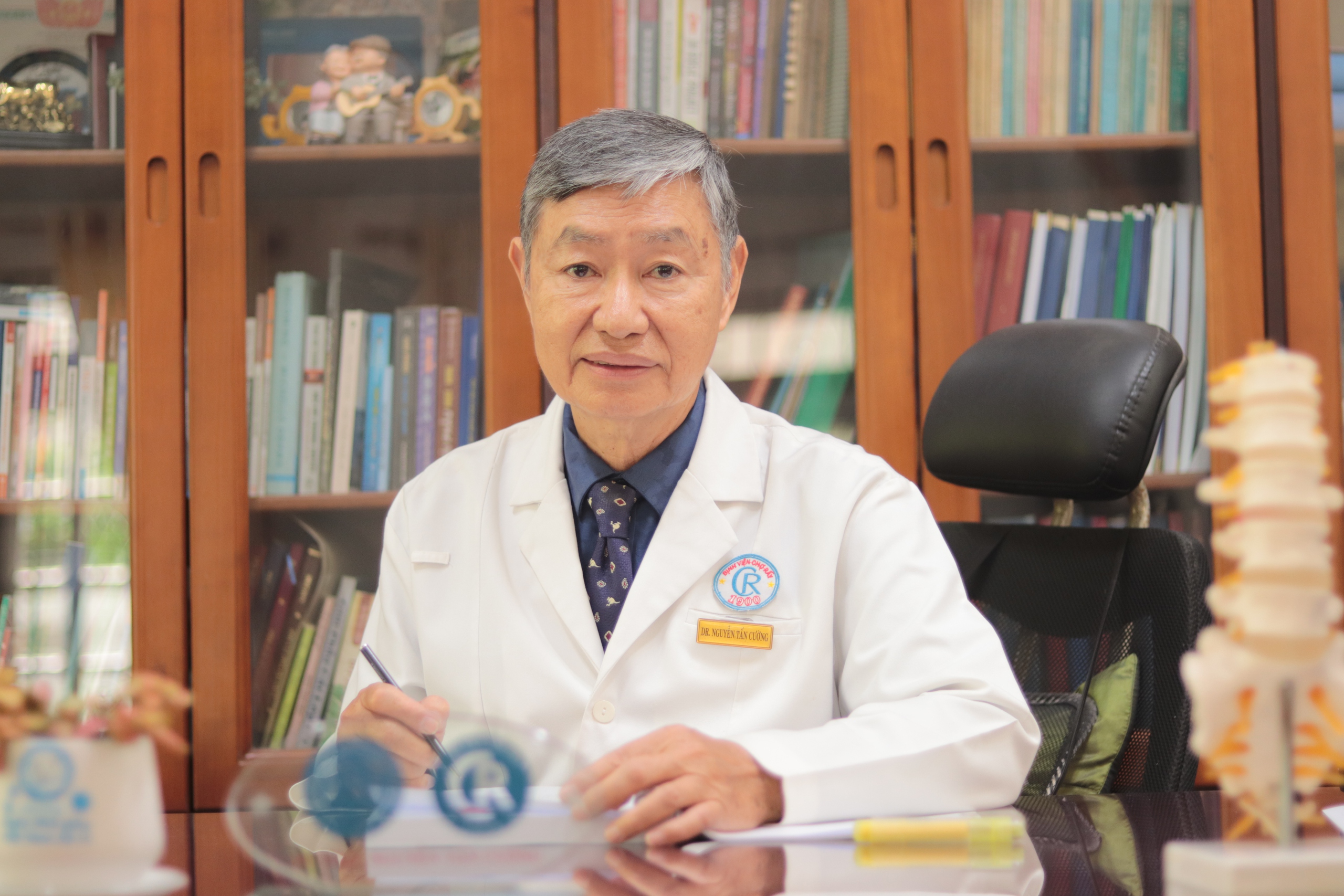 Người tiên phong đưa nội soi về Việt Nam: ‘Phẫu thuật nội soi đã chọn tôi’ - Ảnh 1.