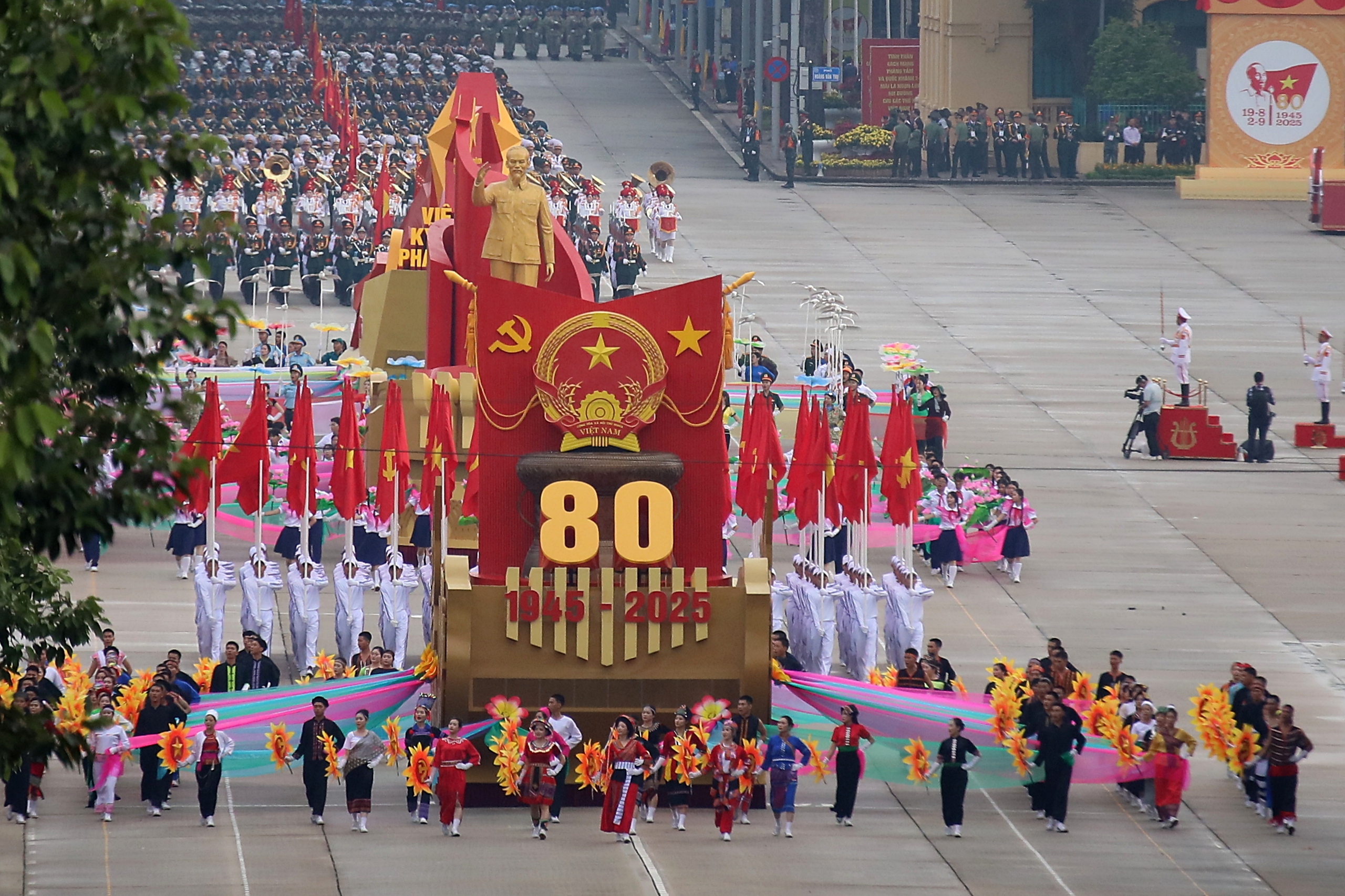 L&atilde;nh đạo c&aacute;c nước ch&uacute;c mừng kỷ niệm 80 năm Quốc kh&aacute;nh Việt Nam - Ảnh 1.