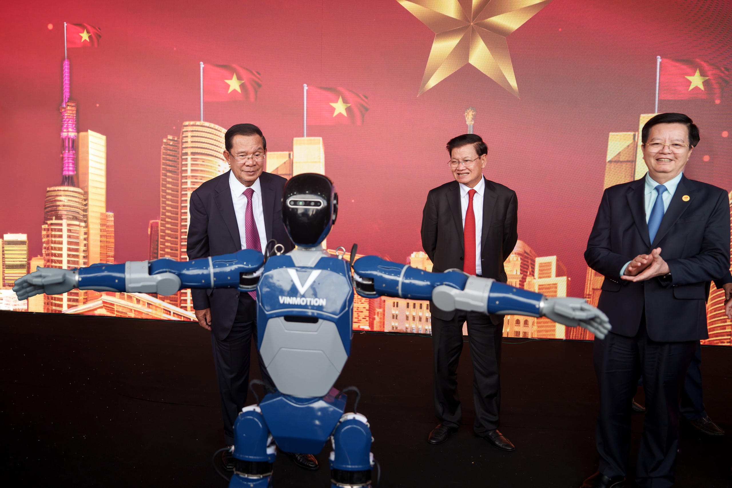 Lãnh đạo Lào , Campuchia tham quan triển lãm thành tựu đất nước cùng robot ' make in Vietnam ' - Ảnh 4. Lãnh đạo Lào , Campuchia tham quan triển lãm thành tựu đất nước cùng robot ' make in Vietnam ' - Ảnh 4.
