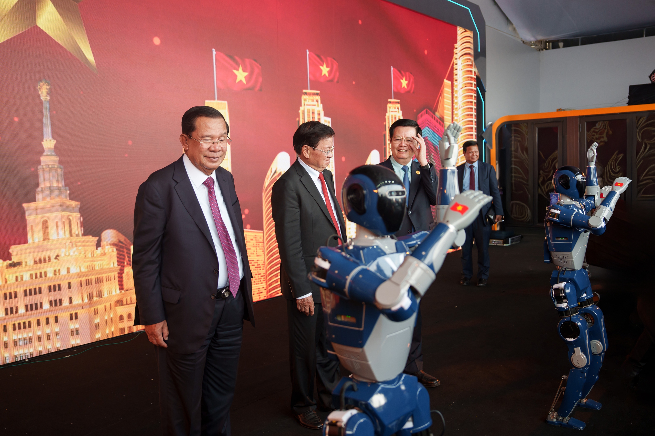 Lãnh đạo Lào , Campuchia tham quan triển lãm thành tựu đất nước cùng robot ' make in Vietnam ' - Ảnh 5. Lãnh đạo Lào , Campuchia tham quan triển lãm thành tựu đất nước cùng robot ' make in Vietnam ' - Ảnh 5.