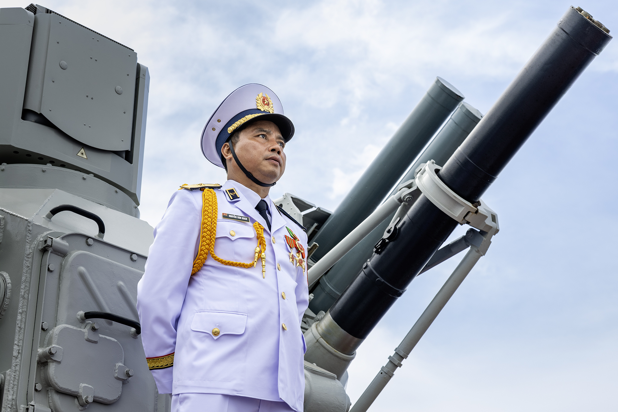 Tàu ngầm Kilo, trực thăng săn ngầm lần đầu tiên diễu binh trên biển - Ảnh 1.