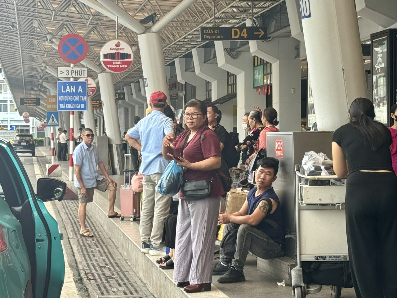 Ngày cuối kỳ nghỉ lễ 2.9: Sân bay Tân Sơn Nhất nhộn nhịp khách trở lại TP.HCM - Ảnh 7.