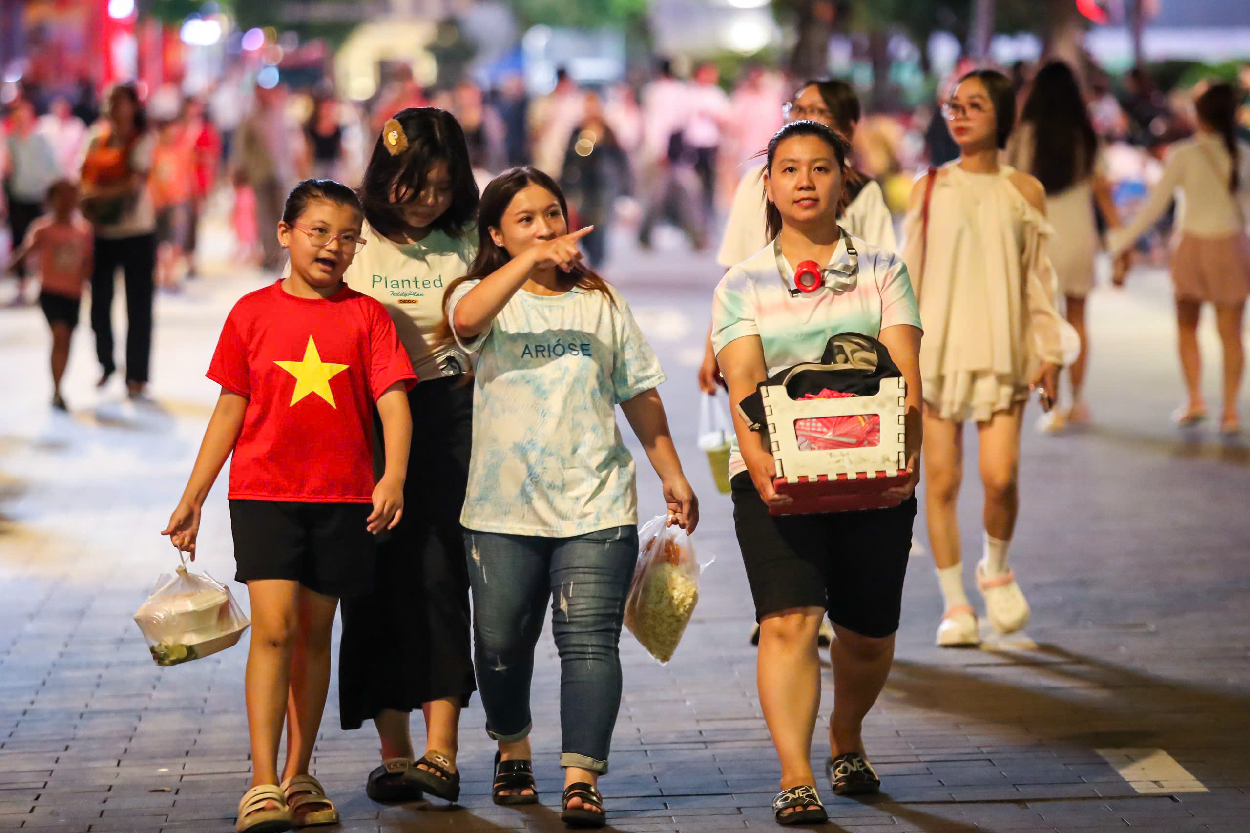 Ngay lúc này: Đông người đội mưa ở trung tâm TP.HCM chờ pháo hoa mừng Quốc khánh - Ảnh 12.
