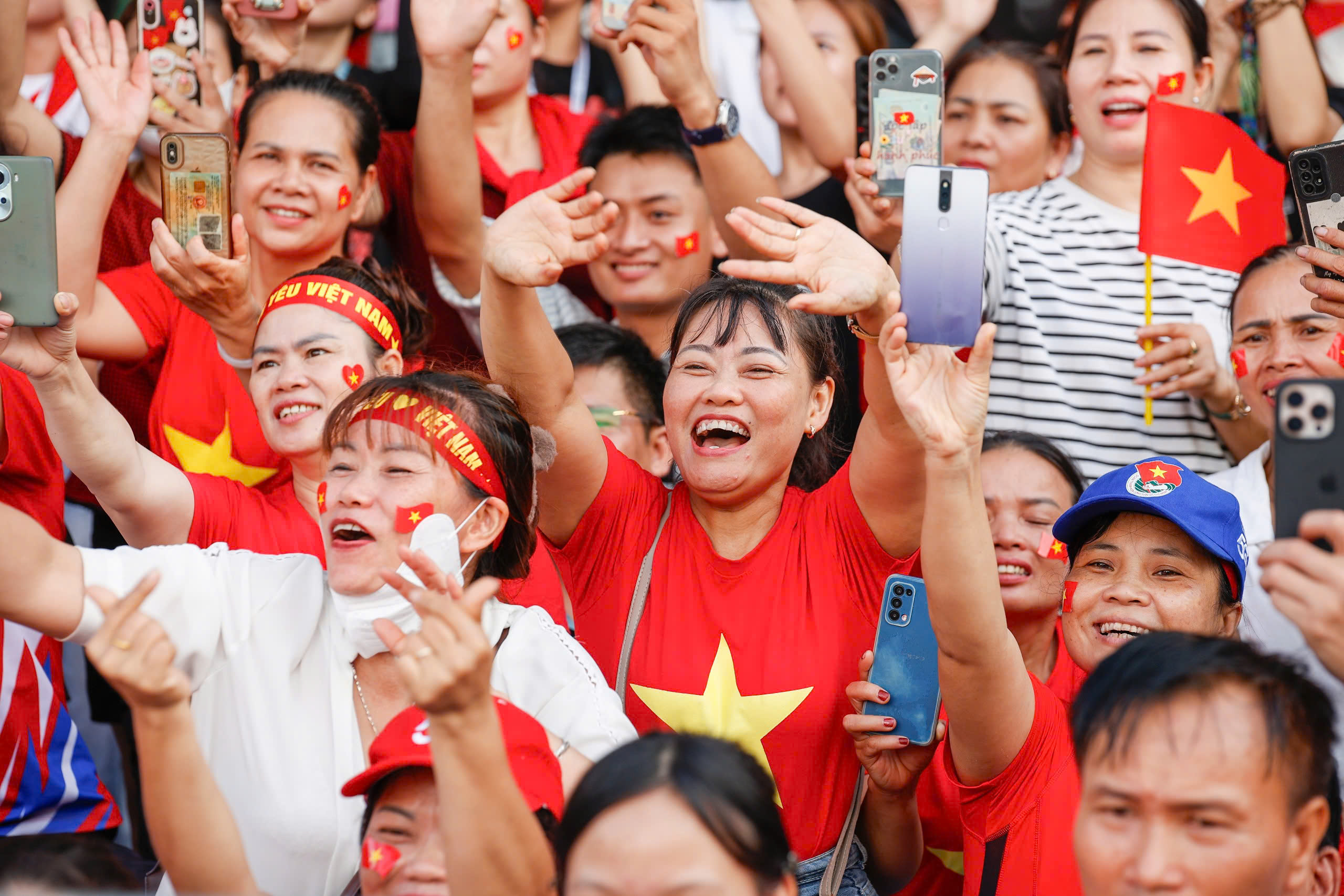 Xe tăng, thiết giáp, tên lửa đi giữa tiếng hò reo của nhân dân - Ảnh 8.