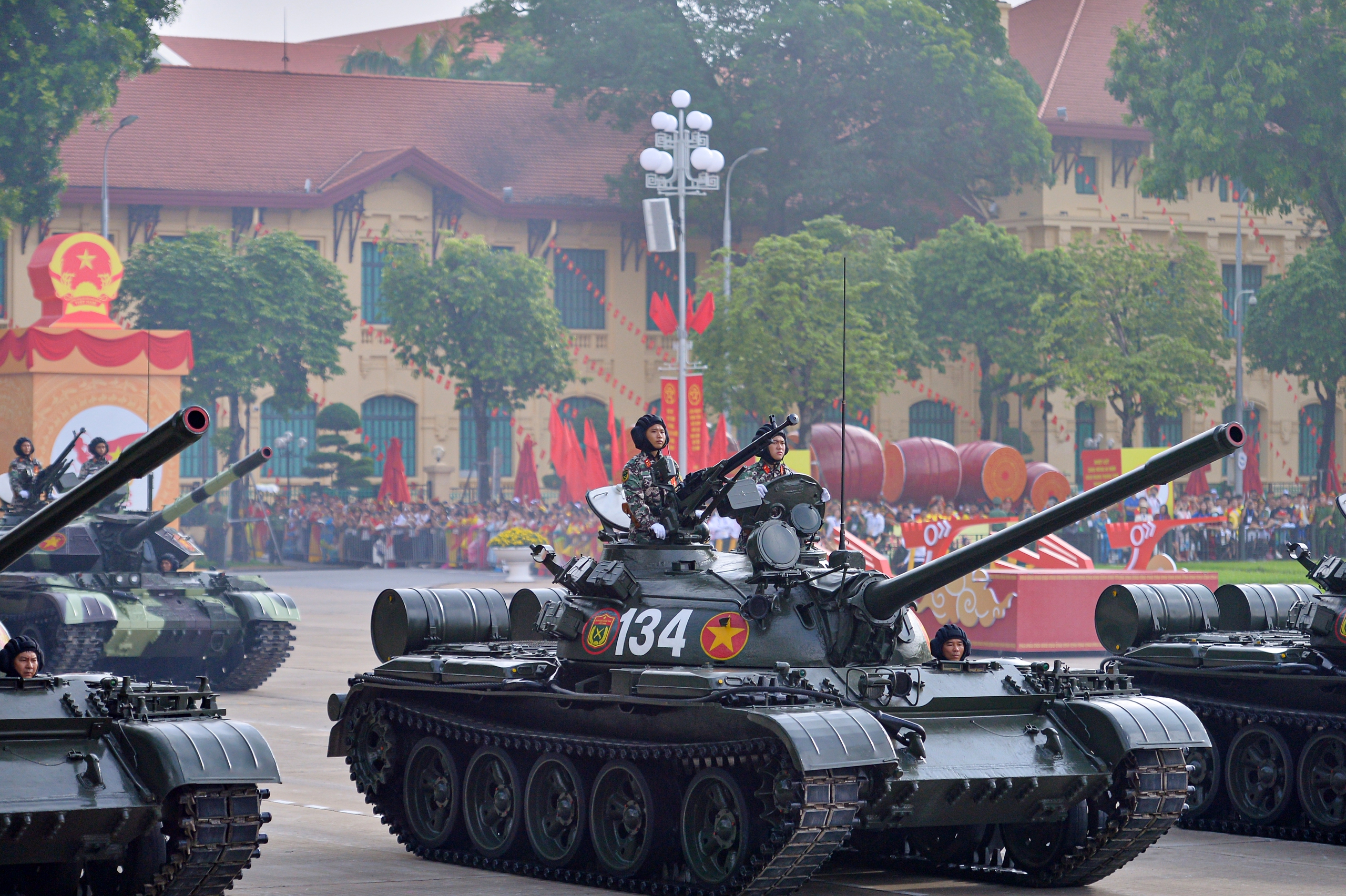 Trang bị đặc biệt giúp xe tăng 'lướt' trên phố Hà Nội trong diễu binh A80- Ảnh 3. Trang bị đặc biệt giúp xe tăng 'lướt' trên phố Hà Nội trong diễu binh A80- Ảnh 3.