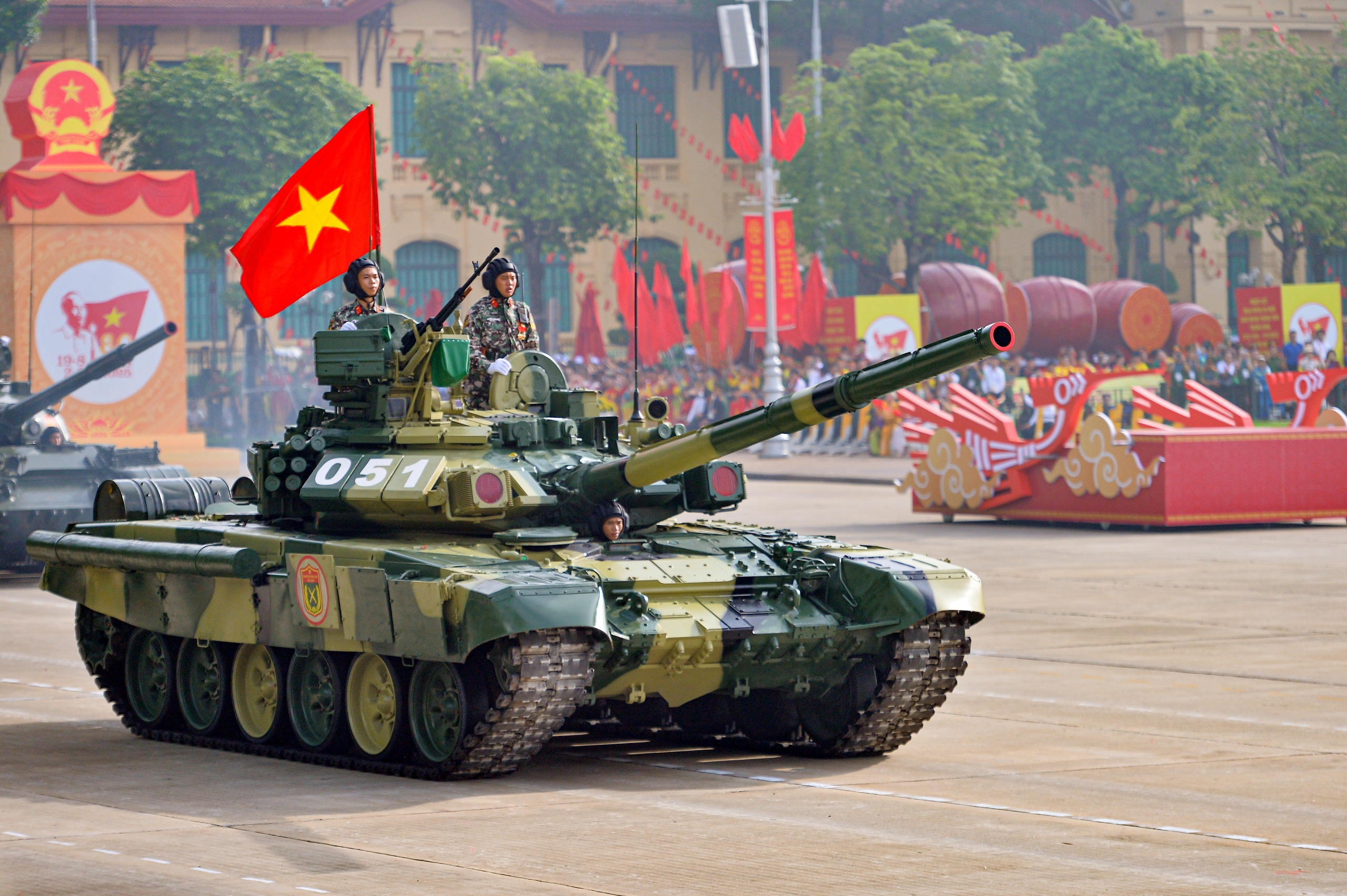 Trang bị đặc biệt giúp xe tăng 'lướt' trên phố Hà Nội trong diễu binh A80- Ảnh 4. Trang bị đặc biệt giúp xe tăng 'lướt' trên phố Hà Nội trong diễu binh A80- Ảnh 4.