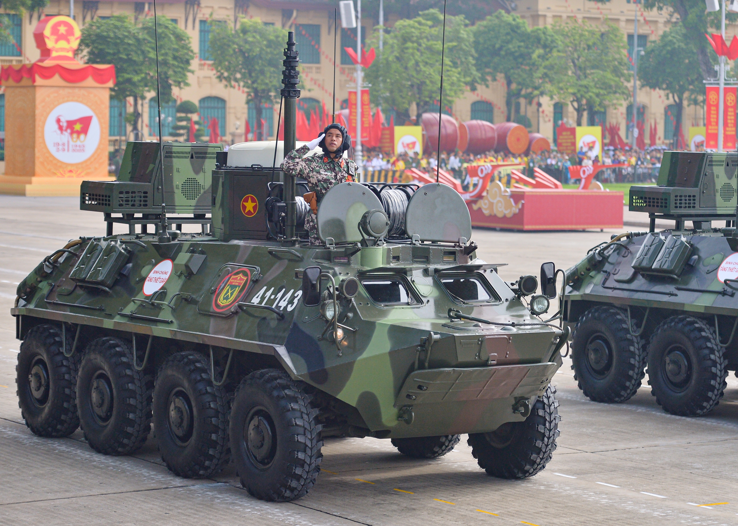 Trang bị đặc biệt giúp xe tăng 'lướt' trên phố Hà Nội trong diễu binh A80- Ảnh 13. Trang bị đặc biệt giúp xe tăng 'lướt' trên phố Hà Nội trong diễu binh A80- Ảnh 13.