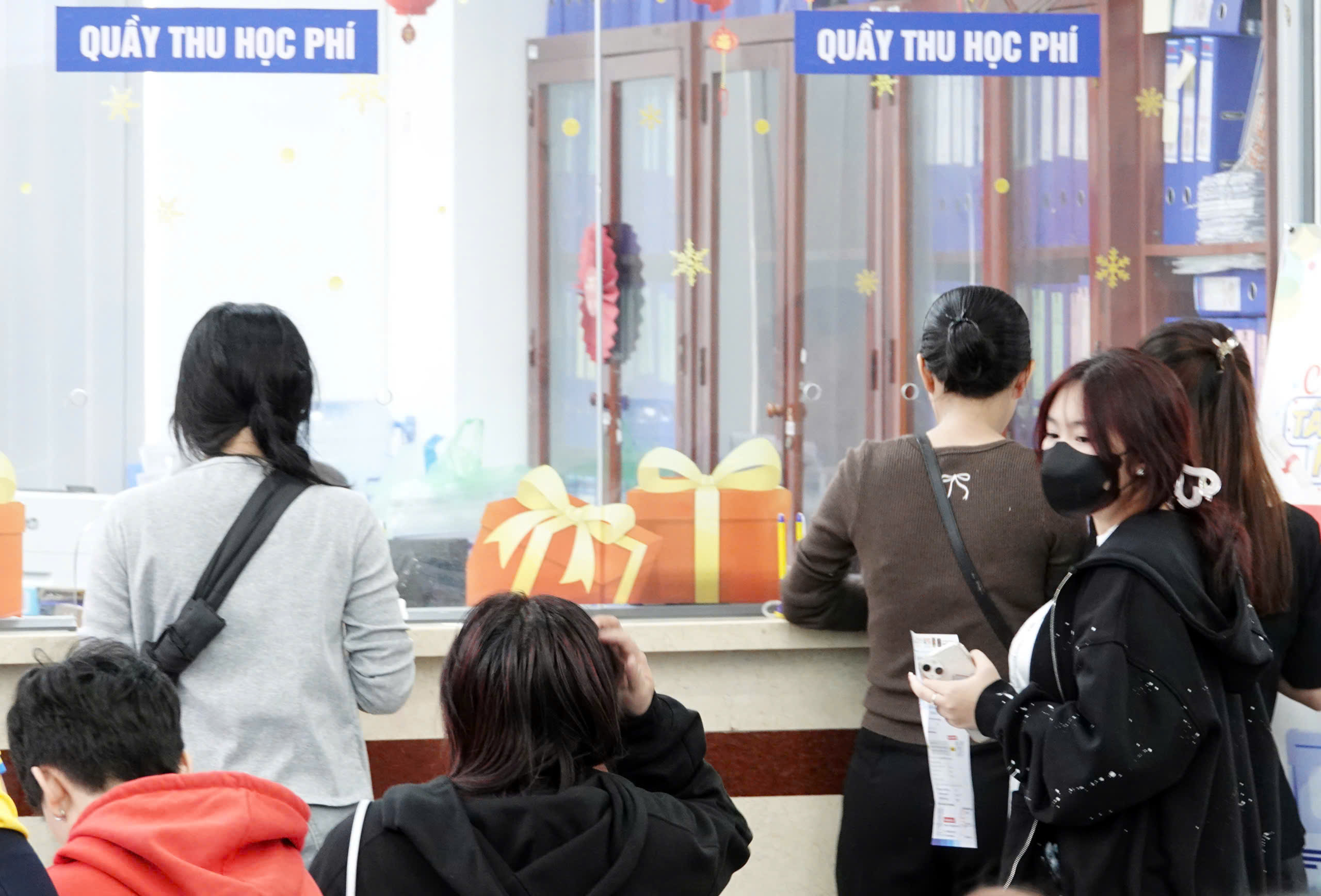 Học phí cao, sinh viên tìm hỗ trợ ở đâu ? - Ảnh 2.