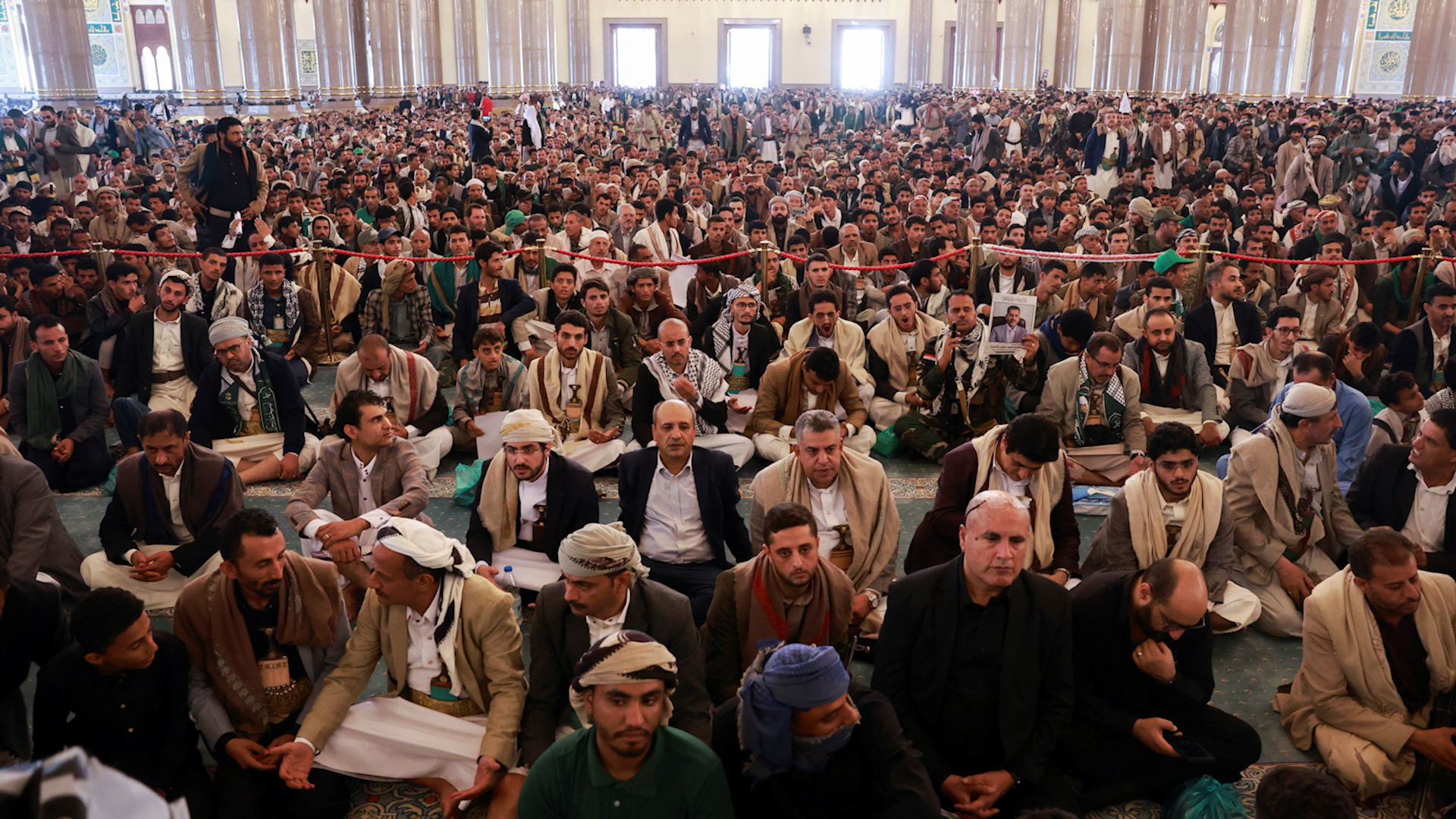 Houthi tổ chức tang lễ cho c&aacute;c quan chức bị Israel s&aacute;t hại, thề sẽ trả th&ugrave; - Ảnh 1.