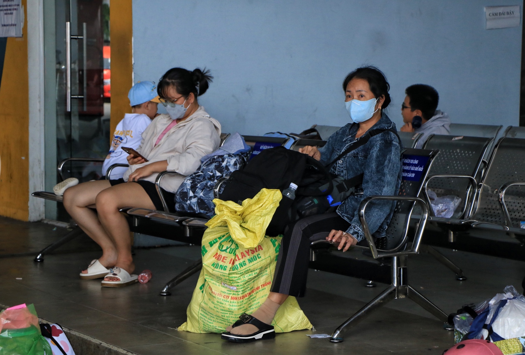 Chưa hết nghỉ lễ 2.9, đông người miền Tây lỉnh kỉnh hành lý trở lại TP.HCM sớm - Ảnh 3.