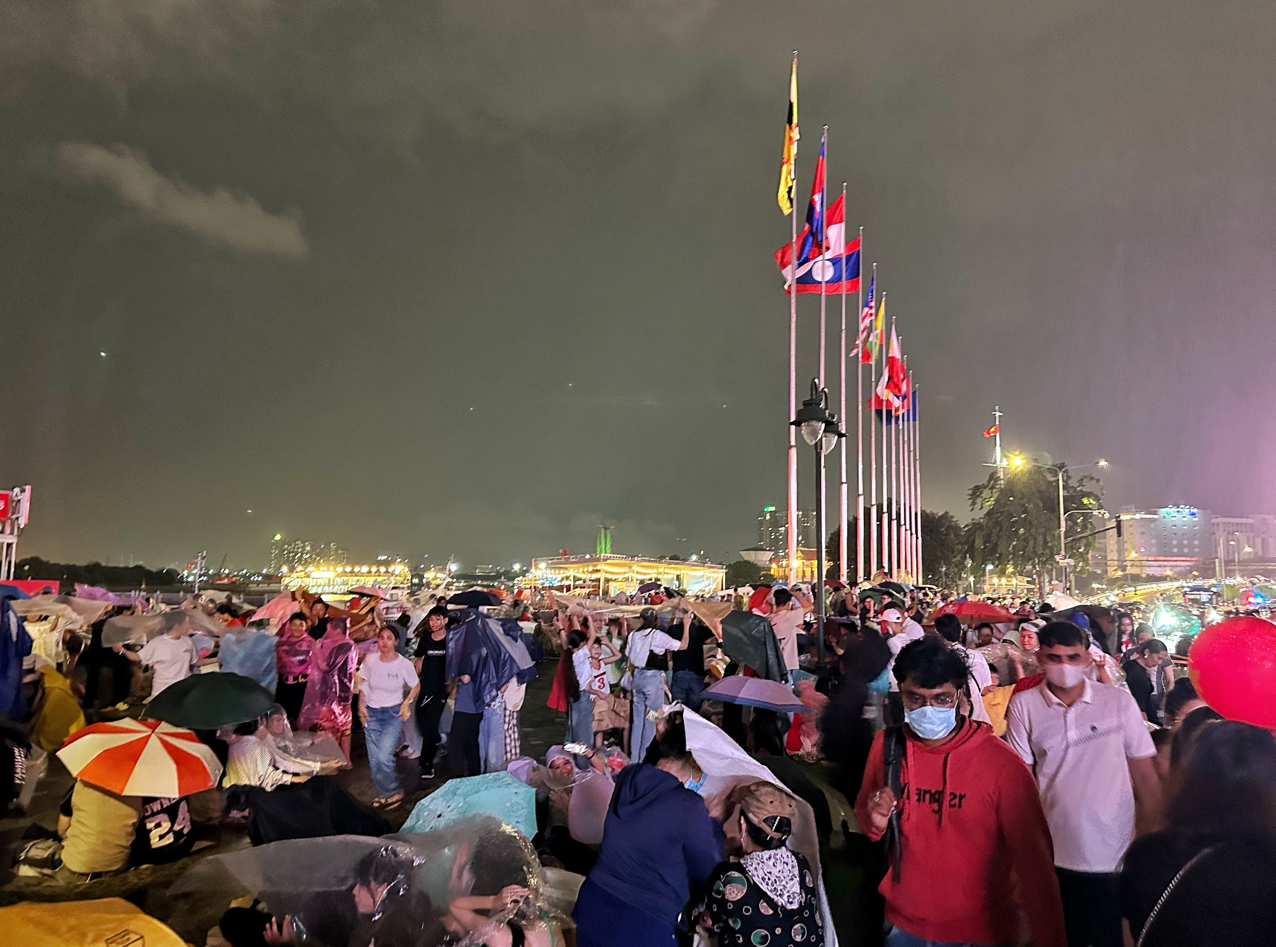Ngay lúc này: Đông người đội mưa ở trung tâm TP.HCM chờ pháo hoa mừng Quốc khánh - Ảnh 16.
