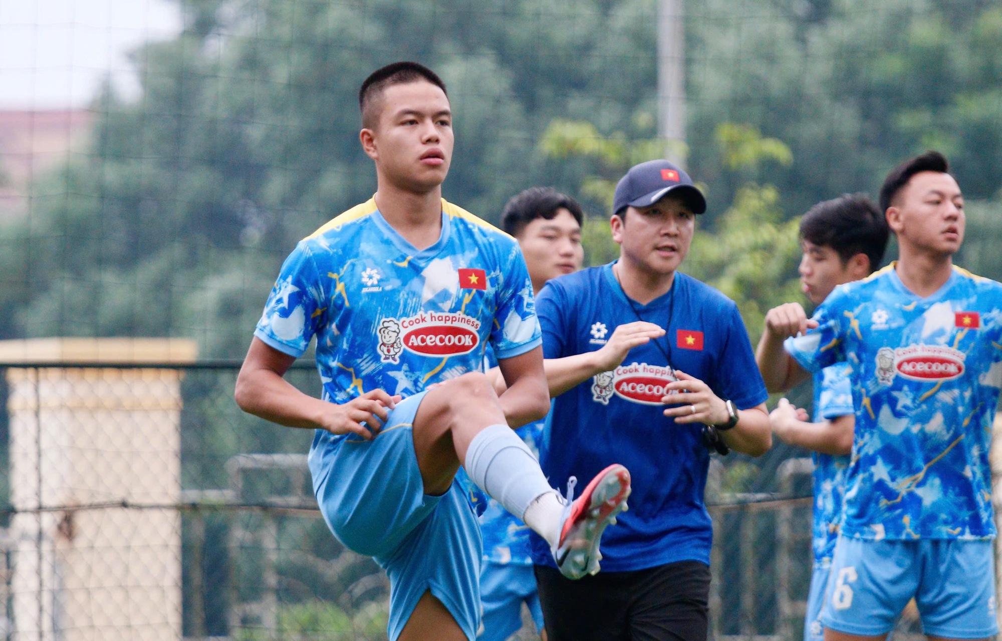 Υπάρχει πιθανότητα ο Βιετναμέζος-Αμερικανός παίκτης Tran Thanh Trung να παίξει για την ομάδα U.23 του Βιετνάμ για μερικά ακόμη χρόνια; - Φωτογραφία 1. Còn cơ hội nào cho cầu thủ Việt kiều Trần Thành Trung, khoác áo U.23 Việt Nam thêm mấy năm?- Ảnh 1.