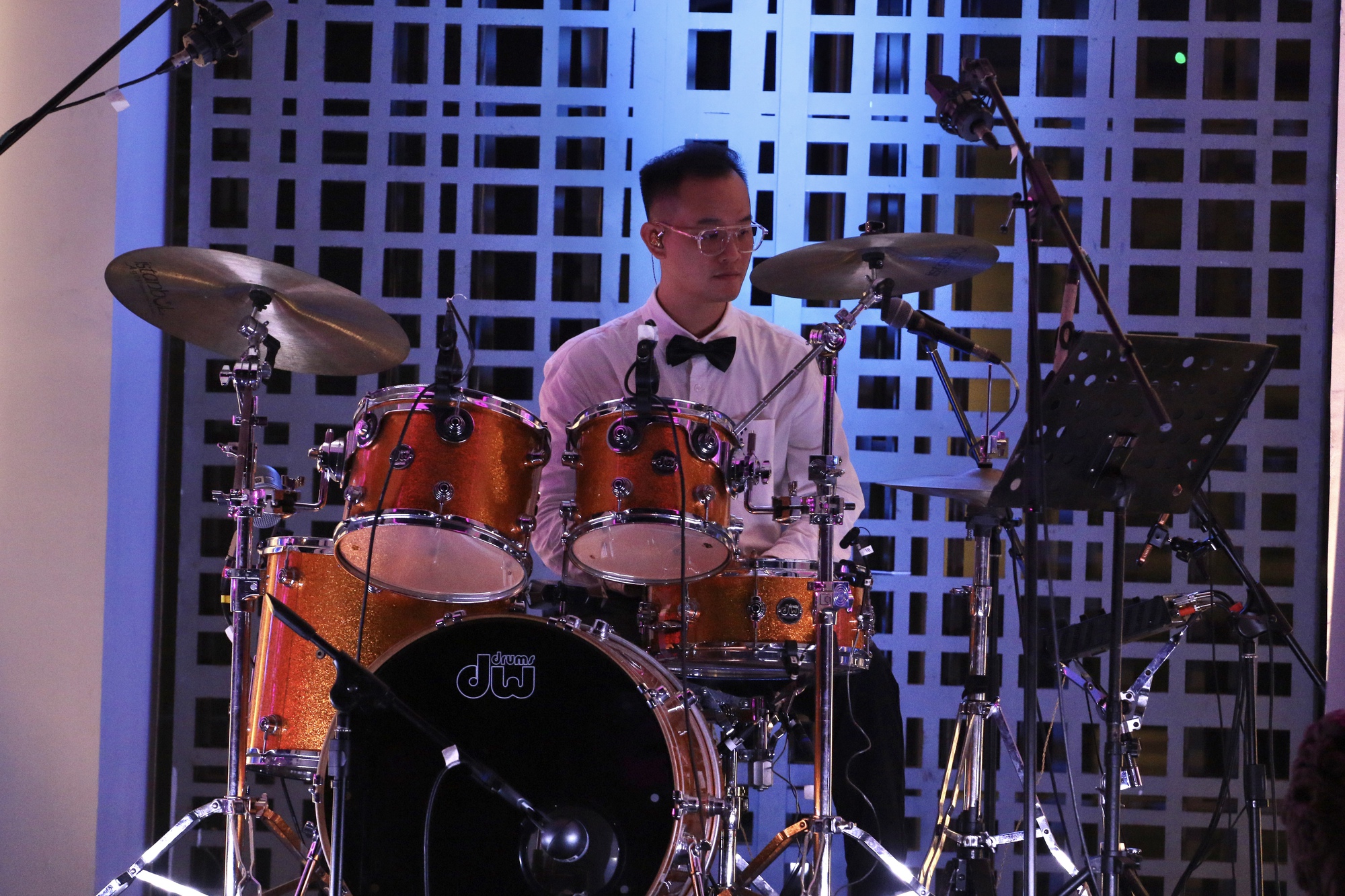 Thousands of people enjoy Da Nang Concert 2025, immersing themselves in the echoes of history - Photo 9. Hàng ngàn người thưởng thức Da Nang Concert 2025, hòa mình cùng âm vang lịch sử- Ảnh 9.