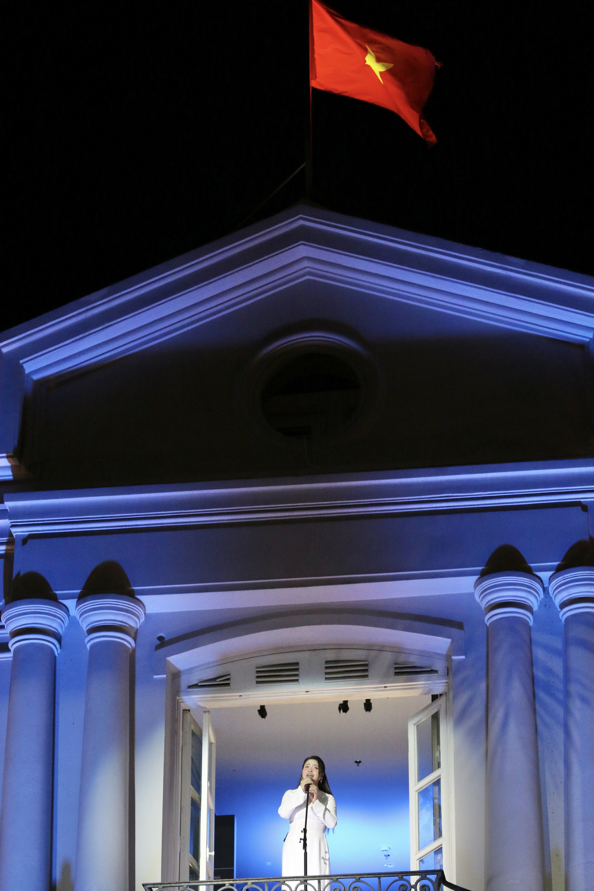 Thousands of people enjoy Da Nang Concert 2025, immersing themselves in the echoes of history - Photo 6. Hàng ngàn người thưởng thức Da Nang Concert 2025, hòa mình cùng âm vang lịch sử- Ảnh 6.