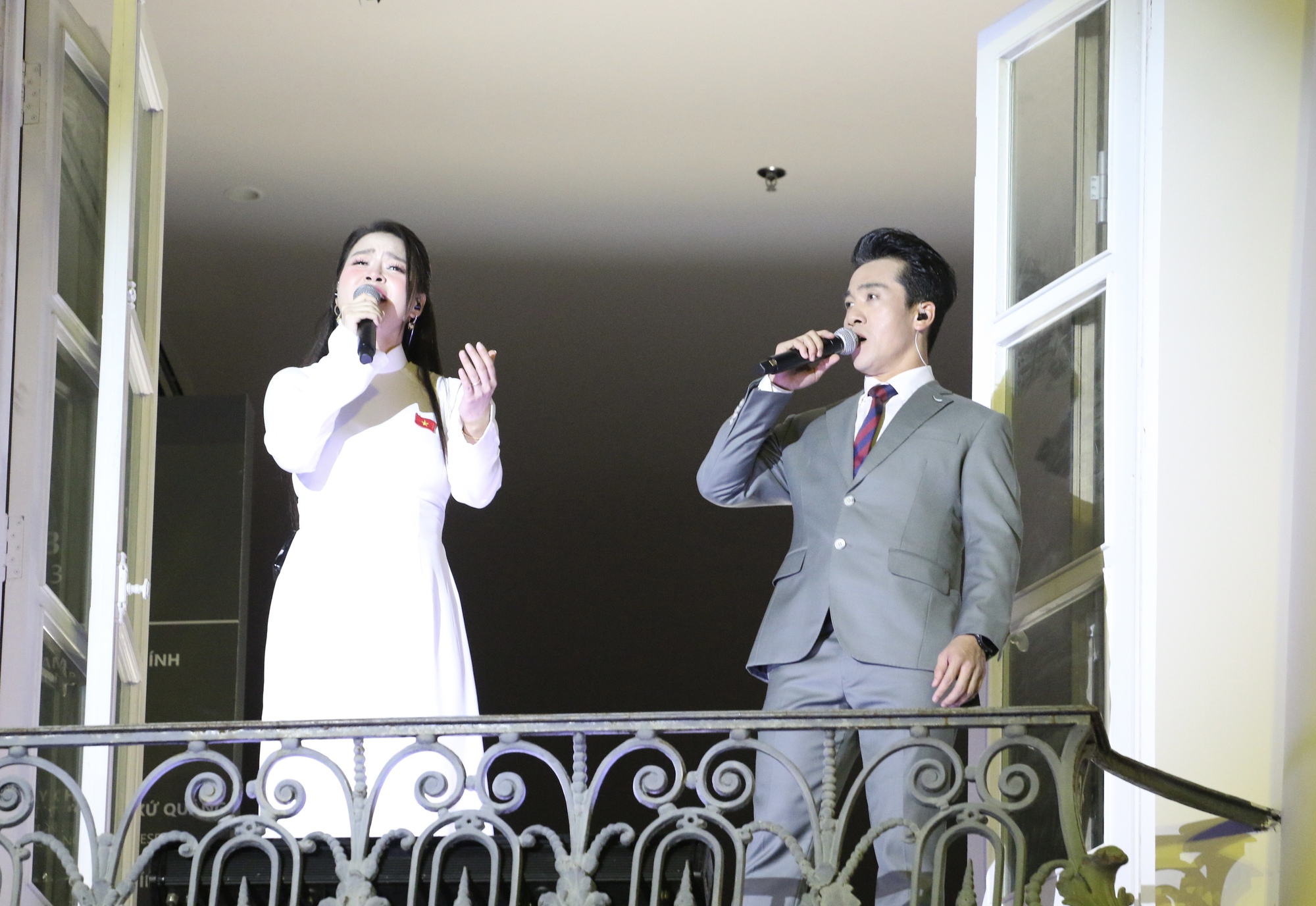 Thousands of people enjoy Da Nang Concert 2025, immersing themselves in the echoes of history - Photo 8. Hàng ngàn người thưởng thức Da Nang Concert 2025, hòa mình cùng âm vang lịch sử- Ảnh 8.