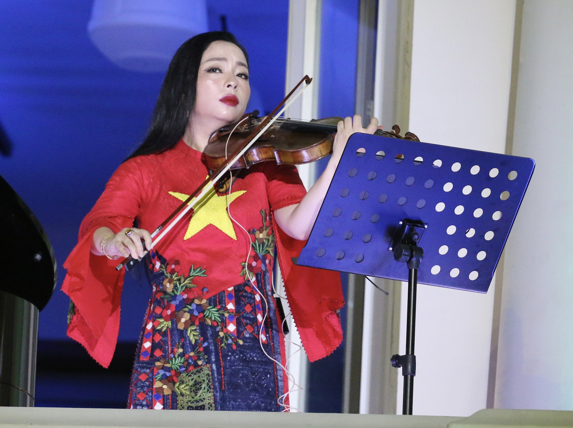 Thousands of people enjoy Da Nang Concert 2025, immersing themselves in the echoes of history - Photo 10. Hàng ngàn người thưởng thức Da Nang Concert 2025, hòa mình cùng âm vang lịch sử- Ảnh 10.