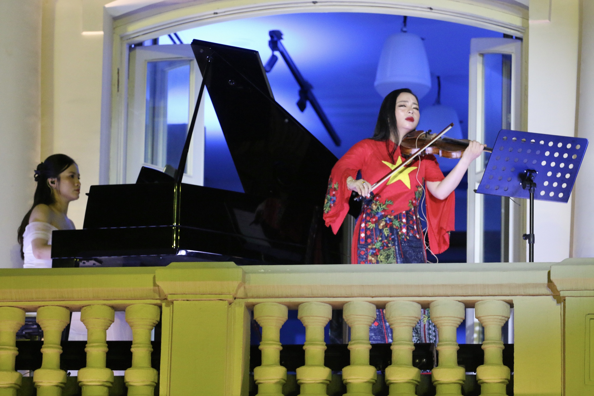 Thousands of people enjoy Da Nang Concert 2025, immersing themselves in the echoes of history - Photo 7. Hàng ngàn người thưởng thức Da Nang Concert 2025, hòa mình cùng âm vang lịch sử- Ảnh 7.