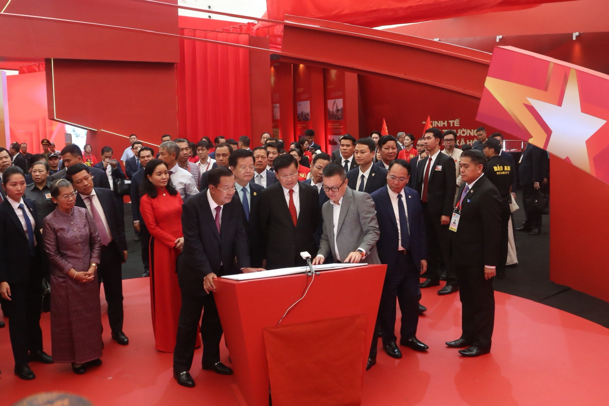 Lãnh đạo Lào , Campuchia tham quan triển lãm thành tựu đất nước cùng robot ' make in Vietnam ' - Ảnh 7. Lãnh đạo Lào , Campuchia tham quan triển lãm thành tựu đất nước cùng robot ' make in Vietnam ' - Ảnh 7.
