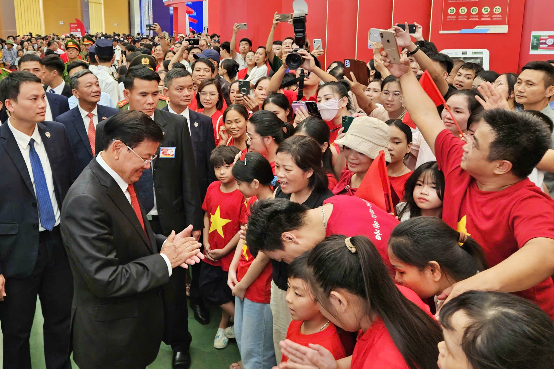 Lãnh đạo Lào , Campuchia tham quan triển lãm thành tựu đất nước cùng robot ' make in Vietnam ' - Ảnh 8. Lãnh đạo Lào , Campuchia tham quan triển lãm thành tựu đất nước cùng robot ' make in Vietnam ' - Ảnh 8.