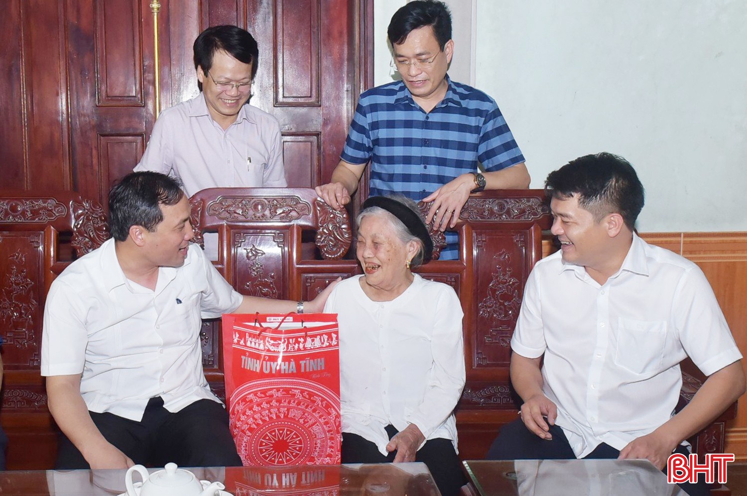 Mẹ Việt nam anh hùng ngồi cạnh Tổng Bí thư Tô Lâm trong lễ A80 là ai? - Ảnh 2.