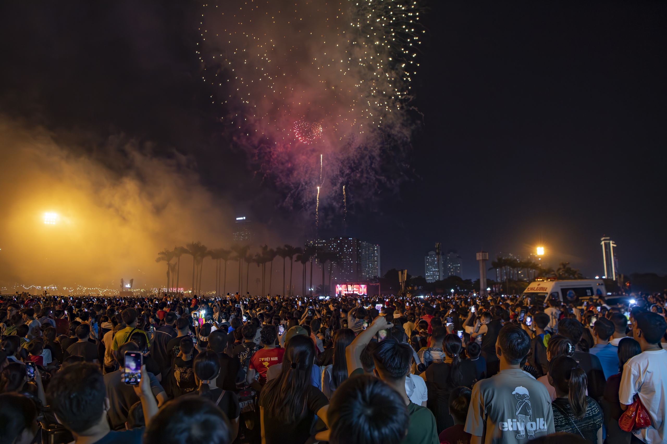 'Biển người' xem pháo hoa mừng 80 năm Quốc khánh 2.9- Ảnh 7. 'Biển người' xem pháo hoa mừng 80 năm Quốc khánh 2.9- Ảnh 7.