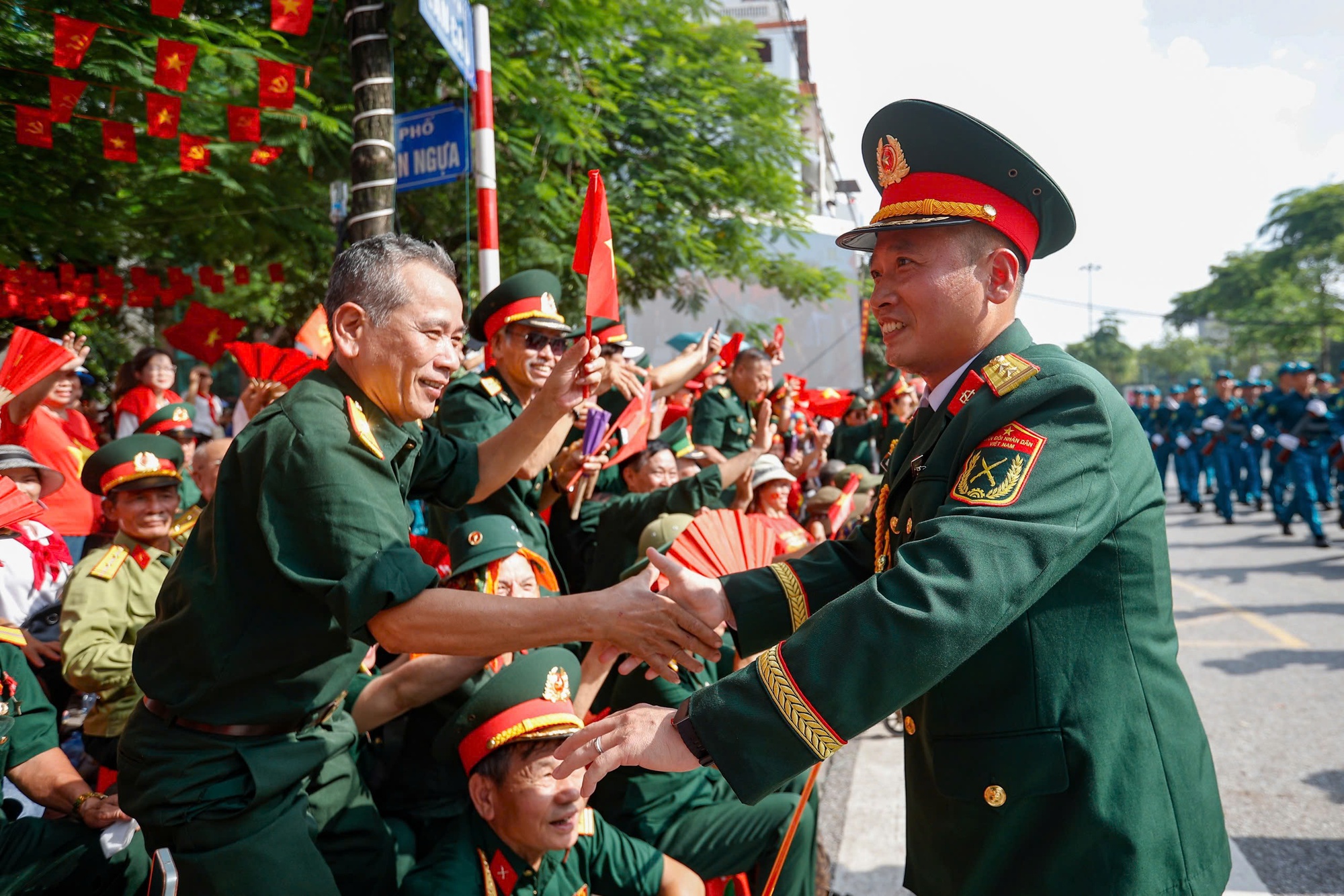 Hùng tráng và tự hào lễ diễu binh, diễu hành A80 - Ảnh 9. Hùng tráng và tự hào lễ diễu binh, diễu hành A80 - Ảnh 9.