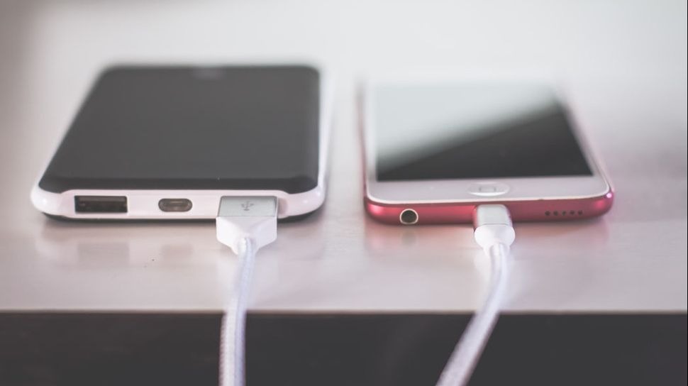 Sạc điện thoại qua đêm? Câu trả lời bất ngờ từ Apple và Samsung - Ảnh 1.