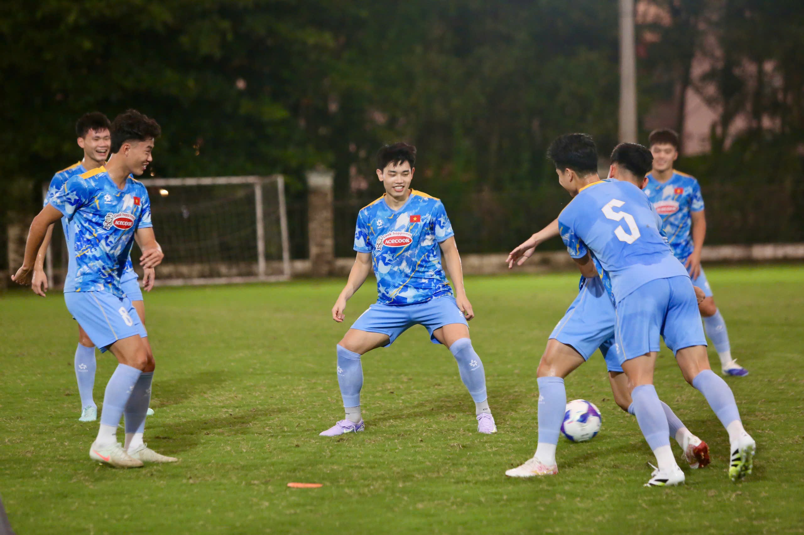 Singapores tränare hyllar U23-laget i Vietnam som  HLV Singapore khen U.23 Việt Nam 'đẳng cấp châu Á', HLV Yemen cảm ơn ông Kim vì...- Ảnh 1.