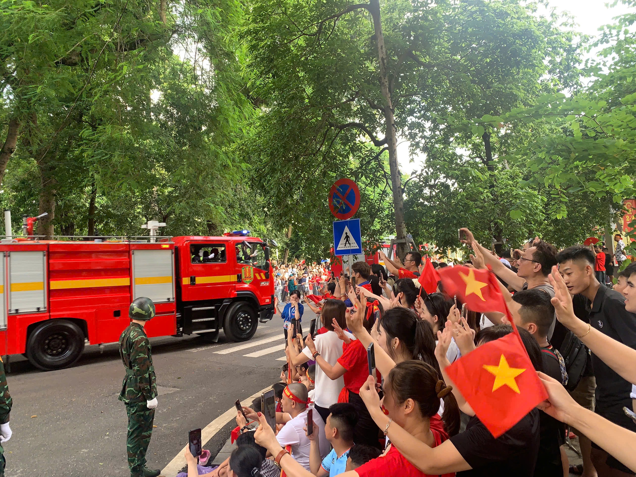 Xe tăng, thiết giáp, tên lửa đi giữa tiếng hò reo của nhân dân - Ảnh 6.