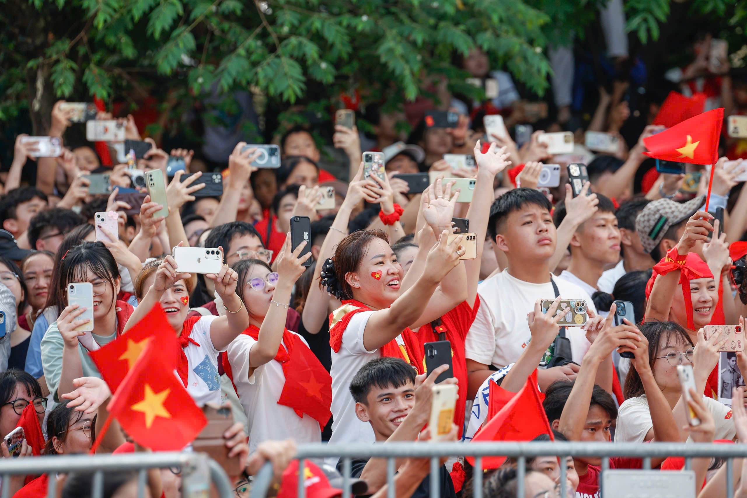 Ngắm nhìn biên đội bay cùng dàn khí tài xuất hiện đầy ấn tượng - Ảnh 2.
