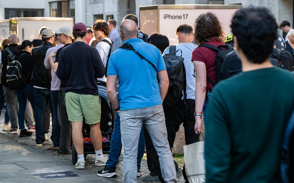 iPhone 17 buyers complain of scratches on new blue Pro, black Air models  - Ảnh 1.