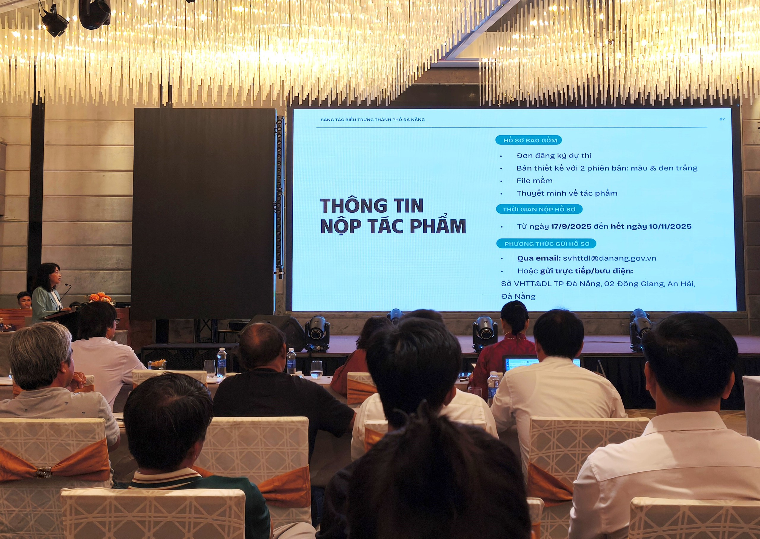 ໂລໂກ້ ດ່າໜັງ ໃໝ່: ຕ້ອງສະແດງໃຫ້ເຫັນຄວາມເລິກເຊິ່ງຂອງວັດທະນະທຳ ແລະ ປະຊາຊົນ ກວາງນາມ - ພາບ 1. Logo Đà Nẵng mới: Phải thể hiện chiều sâu văn hóa và con người xứ Quảng- Ảnh 1.