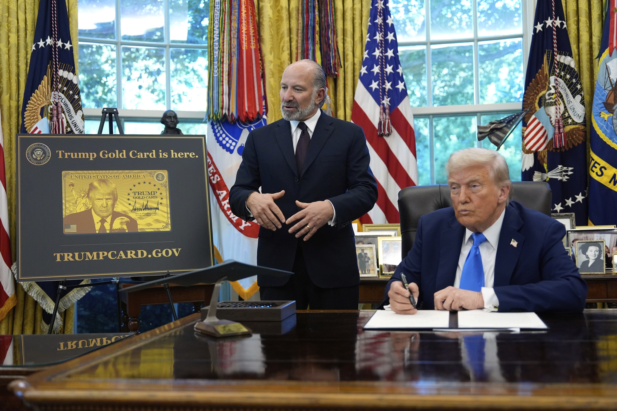Ông Trump chính thức tung 'thẻ vàng nhập cư' trị giá từ 1 triệu USD - Ảnh 1.