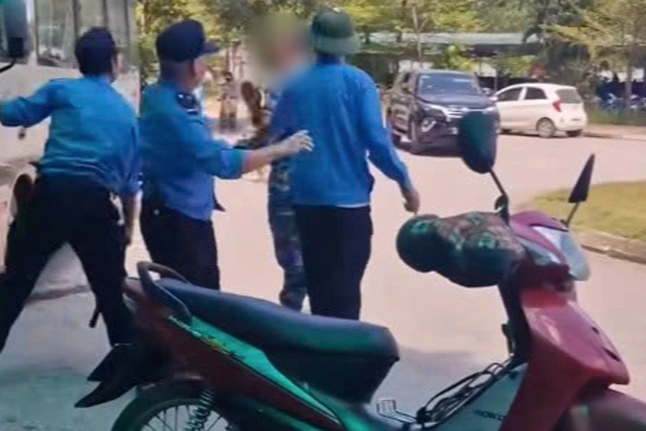 3 bảo vệ hành hung tài xế xe ôm trước cổng bệnh viện ở Lào Cai- Ảnh 1.